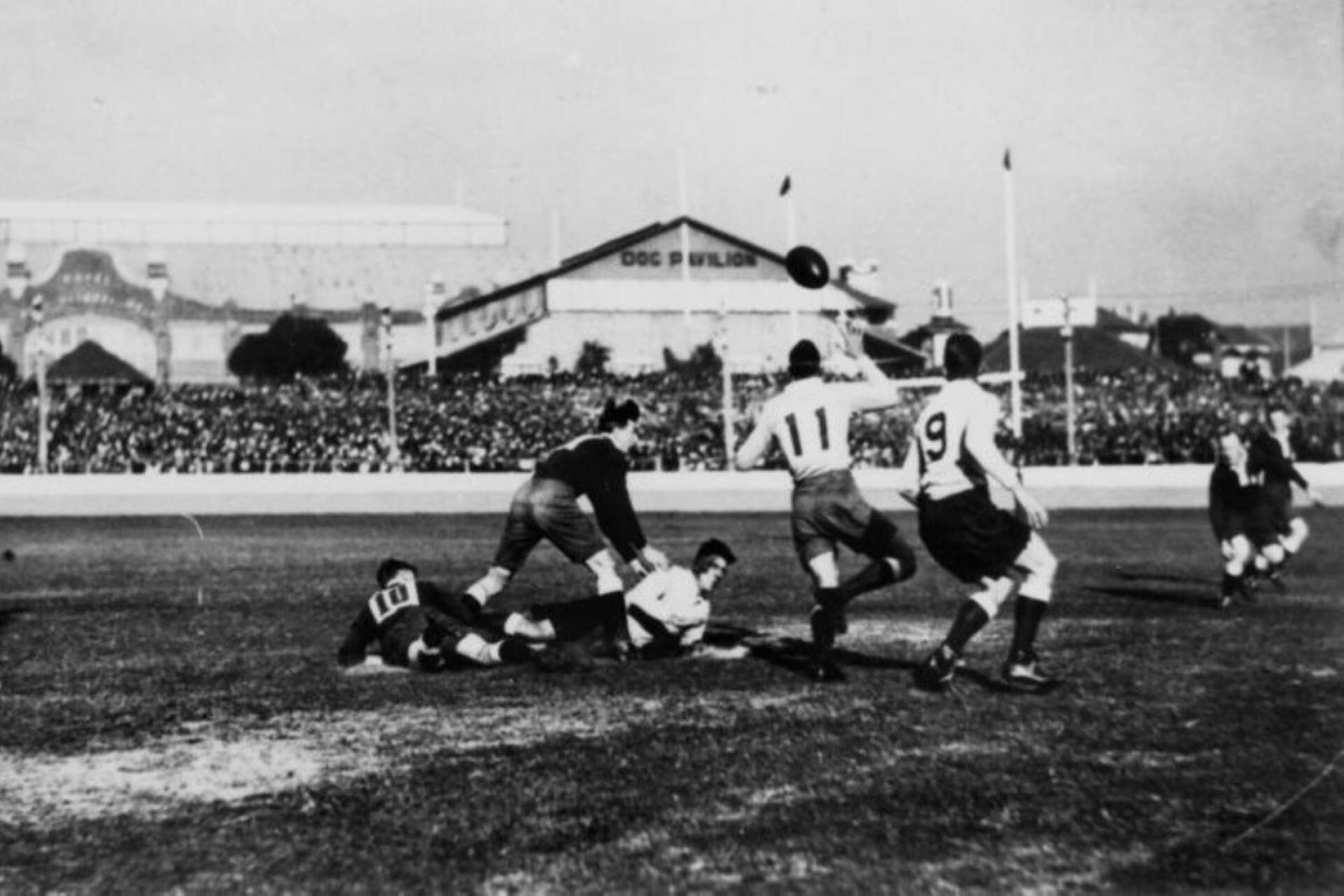 Early rugby league match between Queensland and New South Wales players