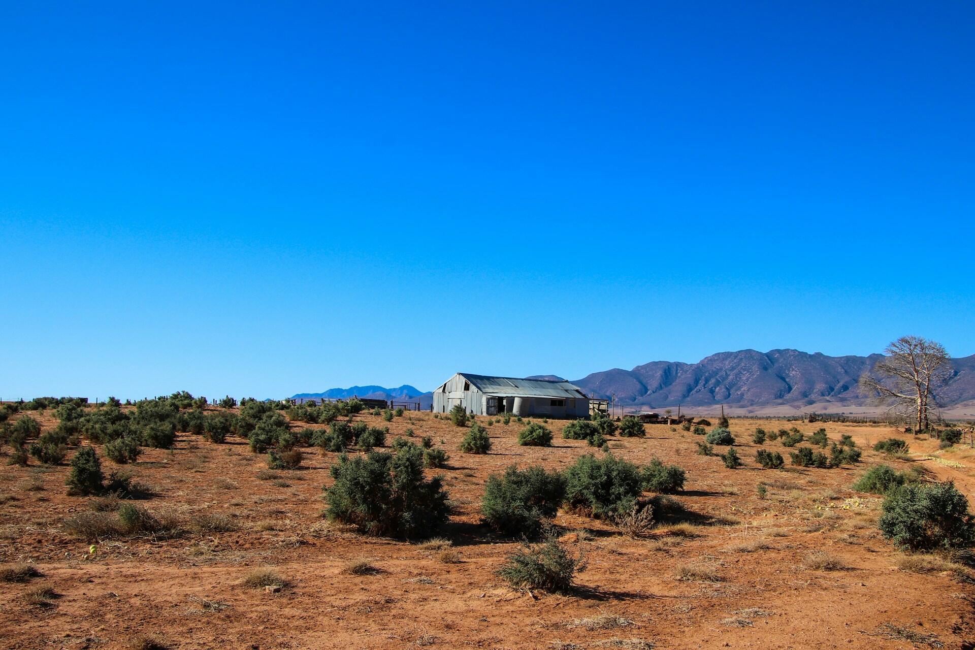 farm house located in the dry Australian bush