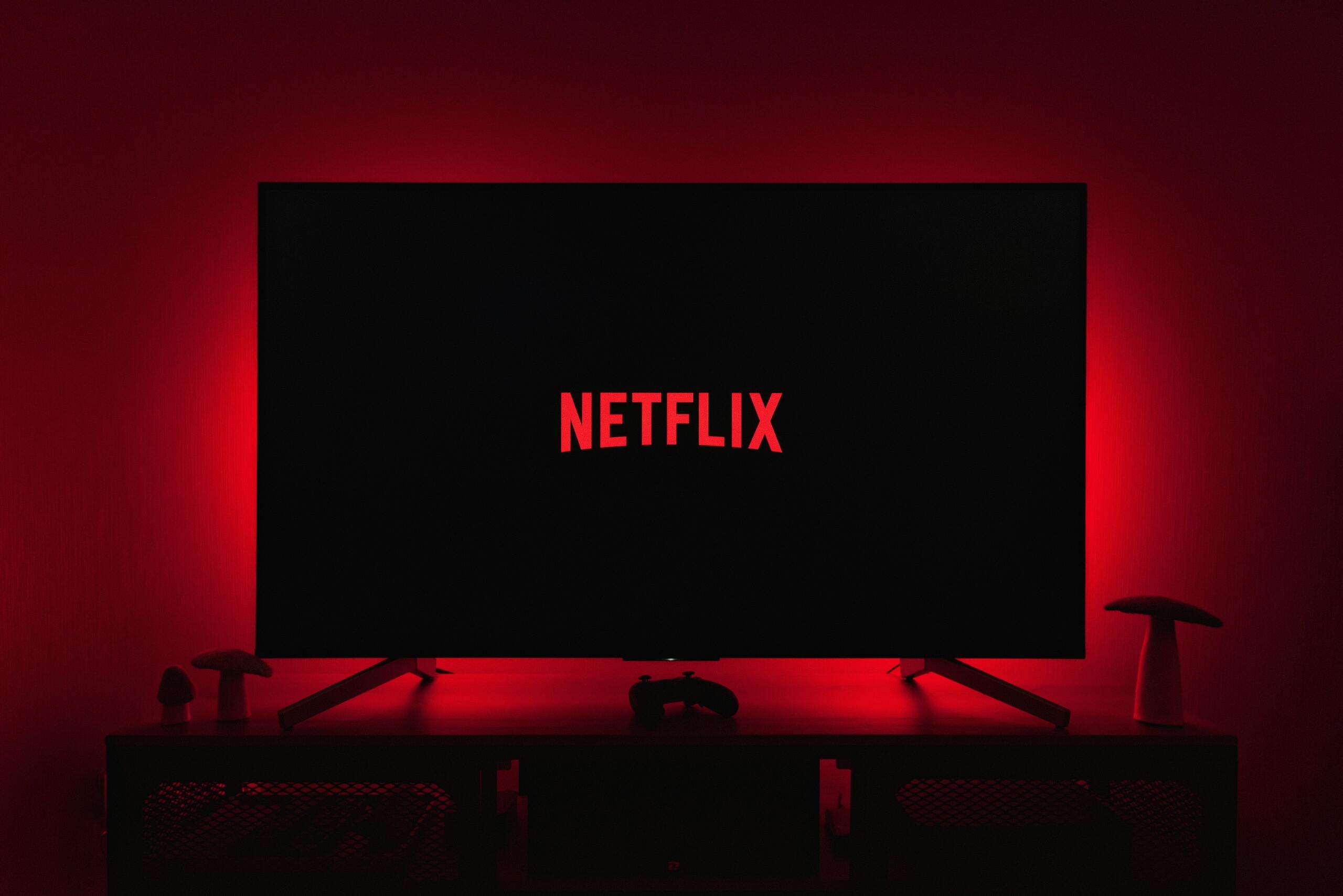 Ekran sa Netflixom koji prikazuje kako engleski jezik omogućava lak pristup globalnom zabavnom sadržaju i streaming platformama.