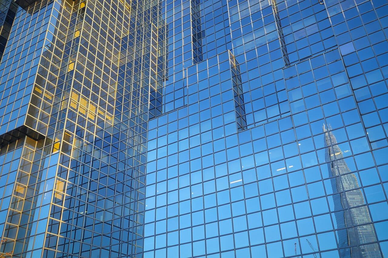 Prikaz poslovnih zgrada u Londonu.