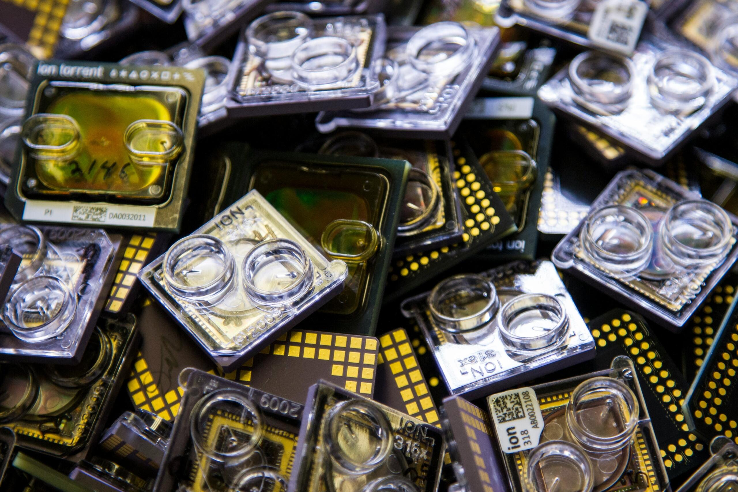 prikaz posuda u kojima se vrse DNK istrazivanja, simbolizirajući genetička istraživanja i naprednu tehnologiju u medicini