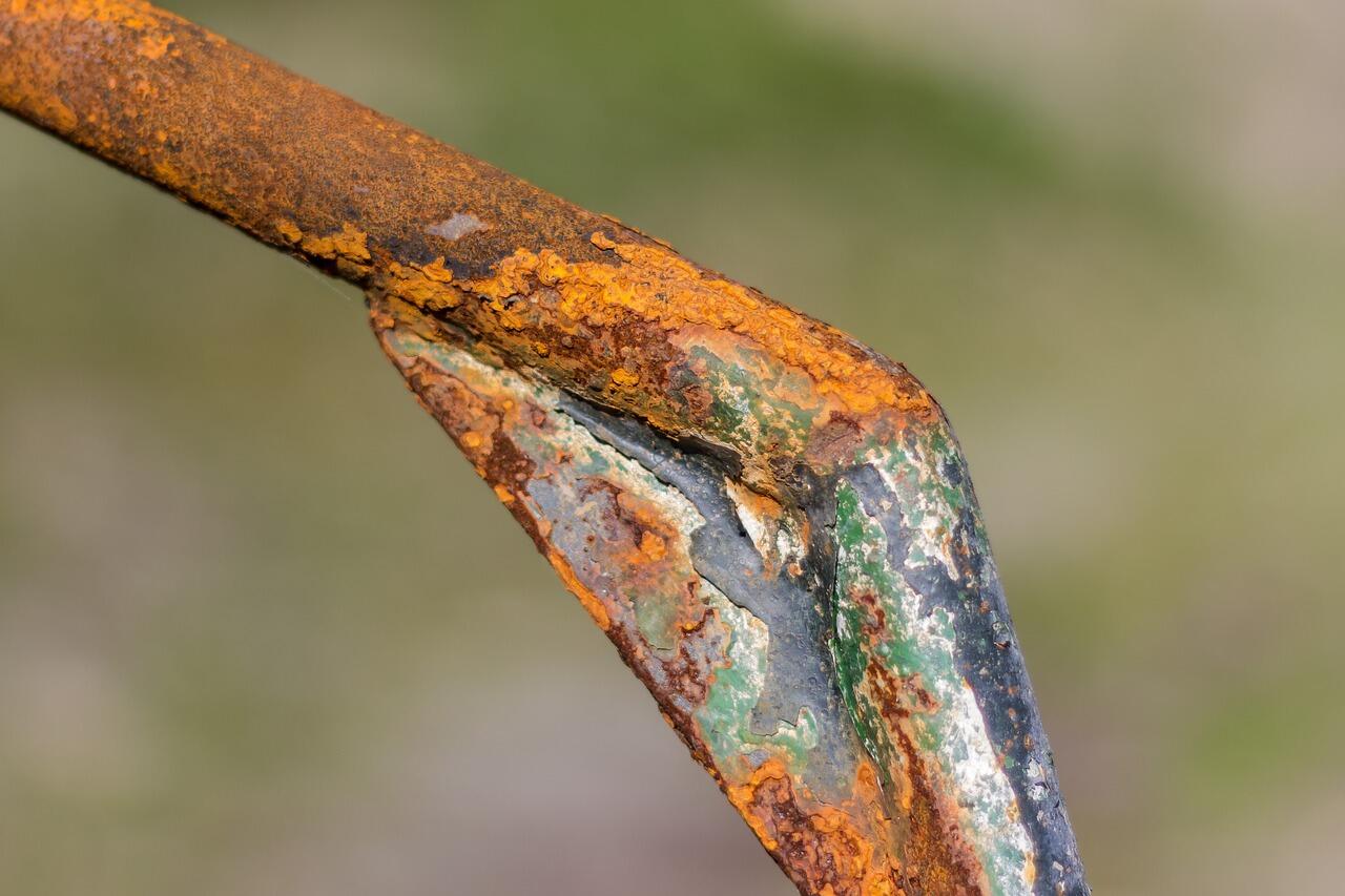 Proces oksidacije metala sa promjenom boje površine