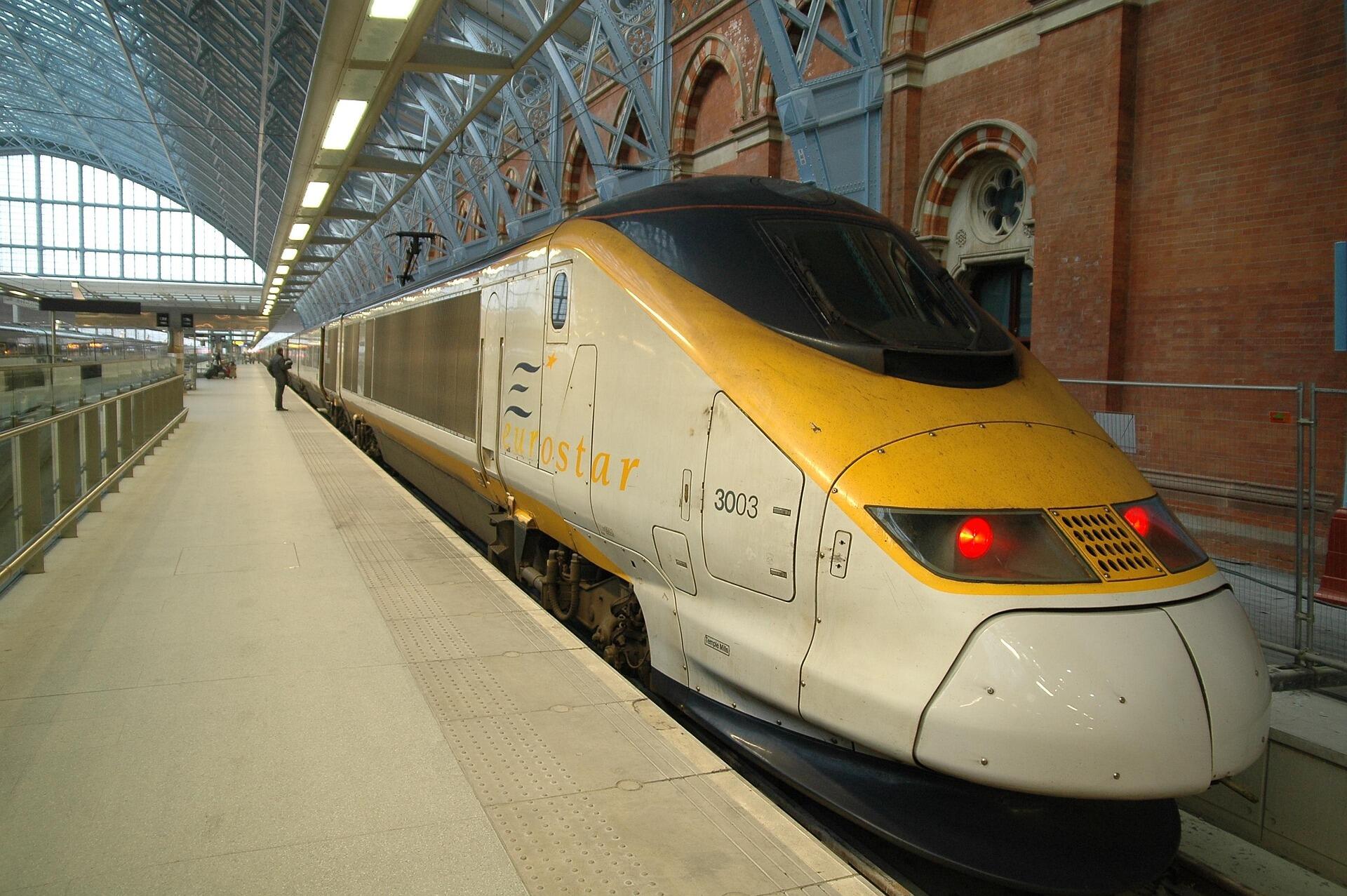 Eurostar voz koji povezuje London i Pariz kroz tunel ispod Lamanša