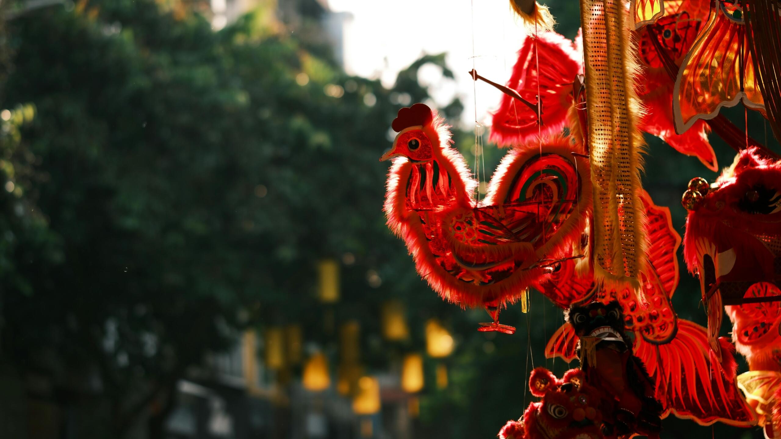 Crvena dekoracija pijetla u kineskom horoskopu, simbol sreće, budnosti i energije