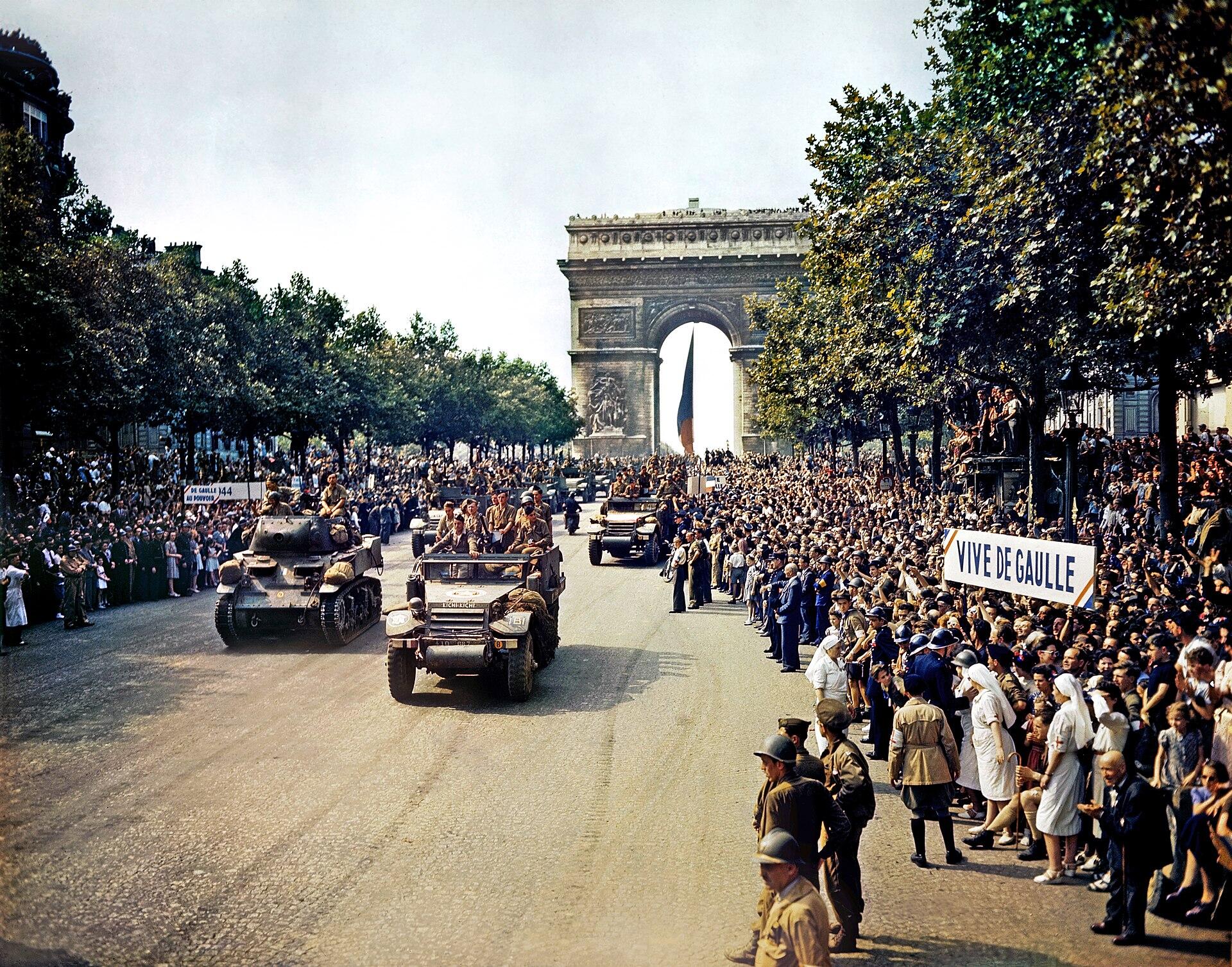 Francuski patrioti na Champs-Élysées tokom oslobođenja Pariza 1944. godine