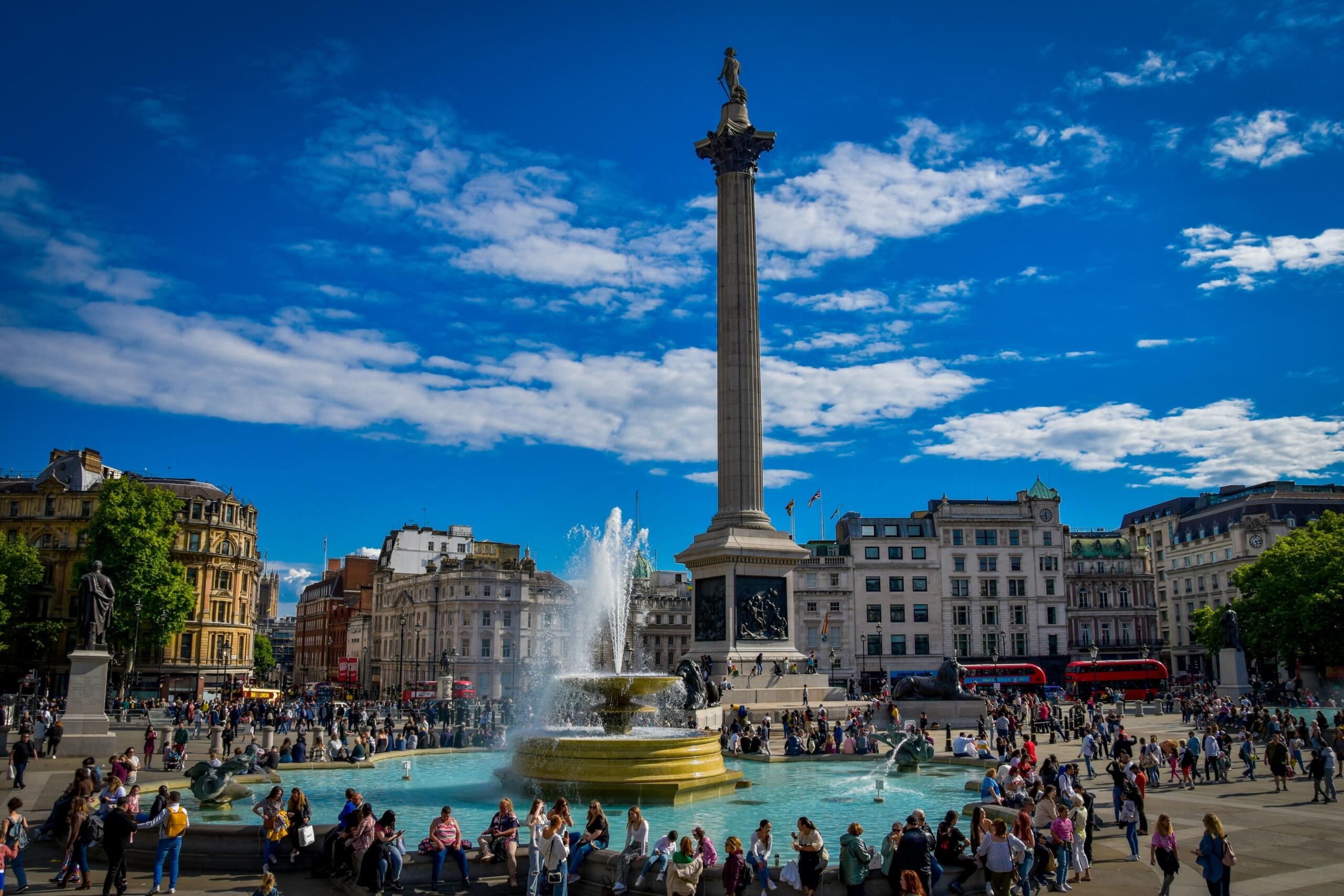 Trafalgar Square u Londonu sa spomenikom admiralu Lordu Nelsonu