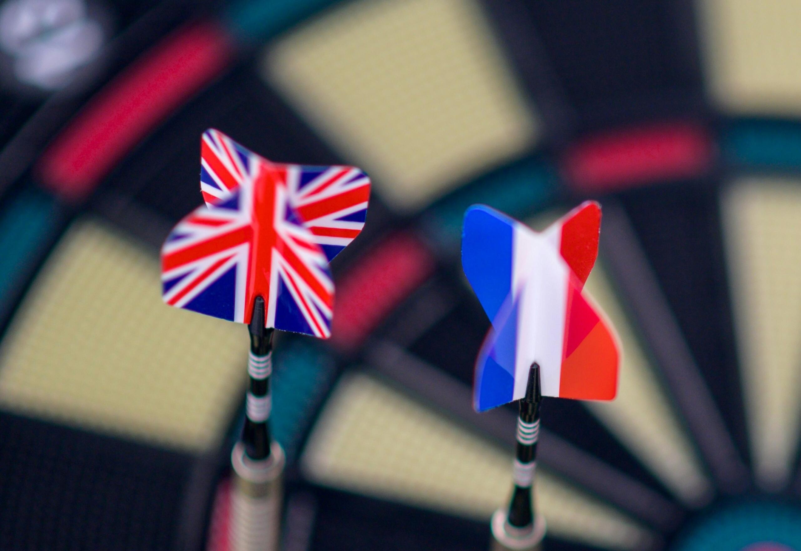 Simbolični prikaz odnosa Velike Britanije i Francuske pomoću pikada sa zastavama obje zemlje