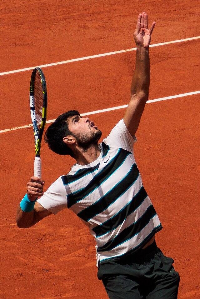 Teniser Carlos Alcaraz u sportskoj opremi tokom meča, predstavlja novu generaciju vrhunskih španskih sportista.