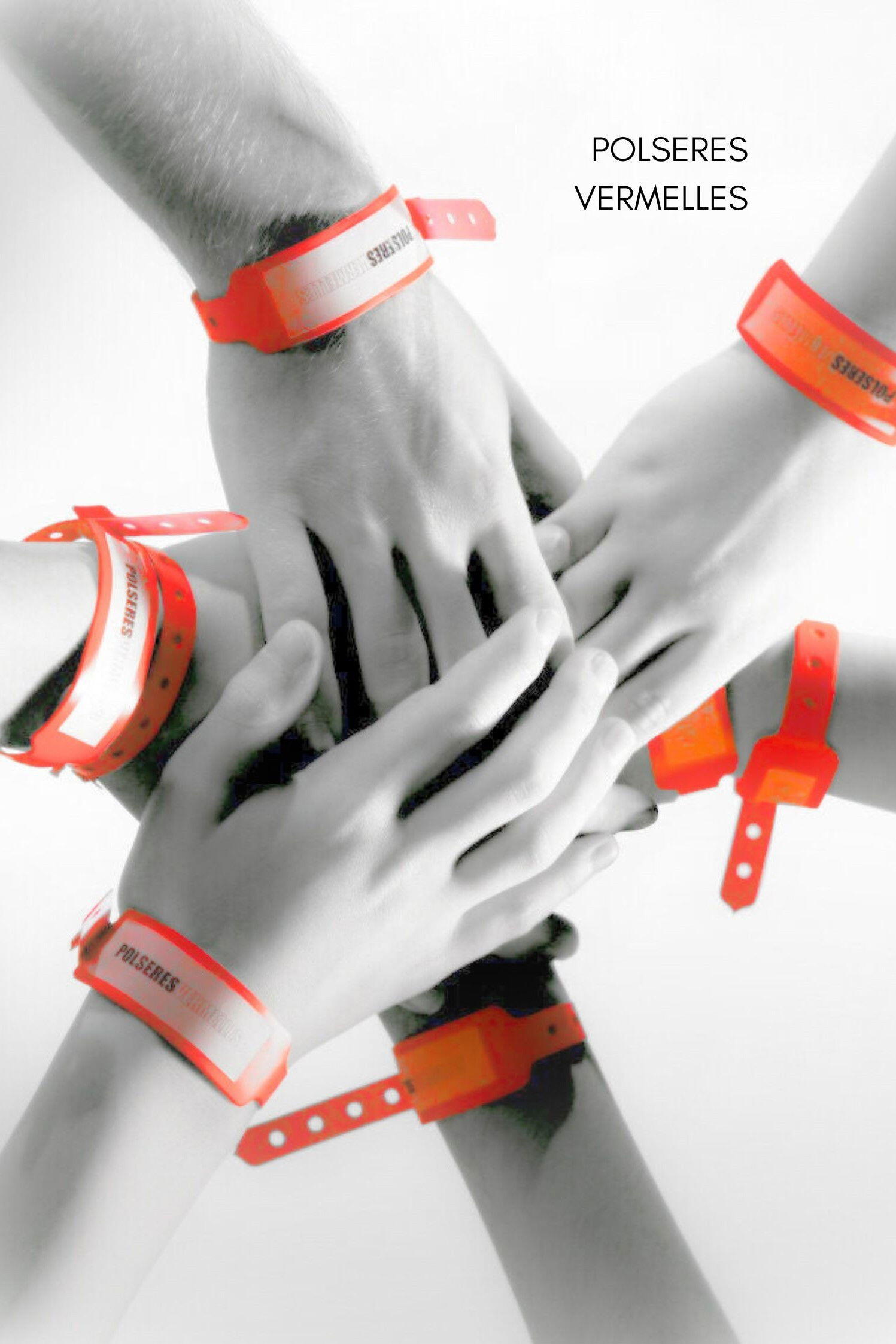 Zvanični poster španske serije The Red Band Society koji prikazuje grupu mladih prijatelja u bolnici, simbolizujući snagu prijateljstva i učenje španskog kroz dramu.