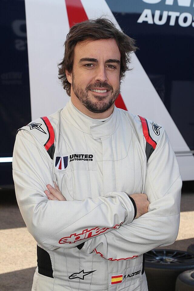 Vozač Formule 1 Fernando Alonso u trkačkom odijelu, jedan od najpoznatijih španskih sportista u svijetu automobilizma.