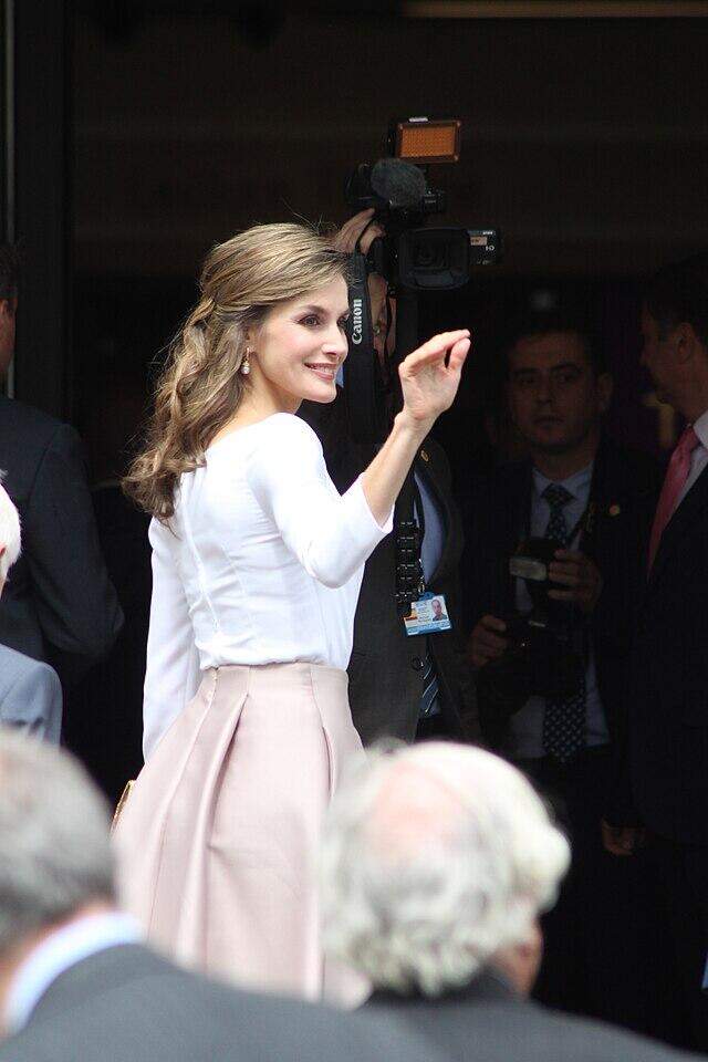 Portret španske kraljice Letizije, simbola moderne španske monarhije i elegancije.