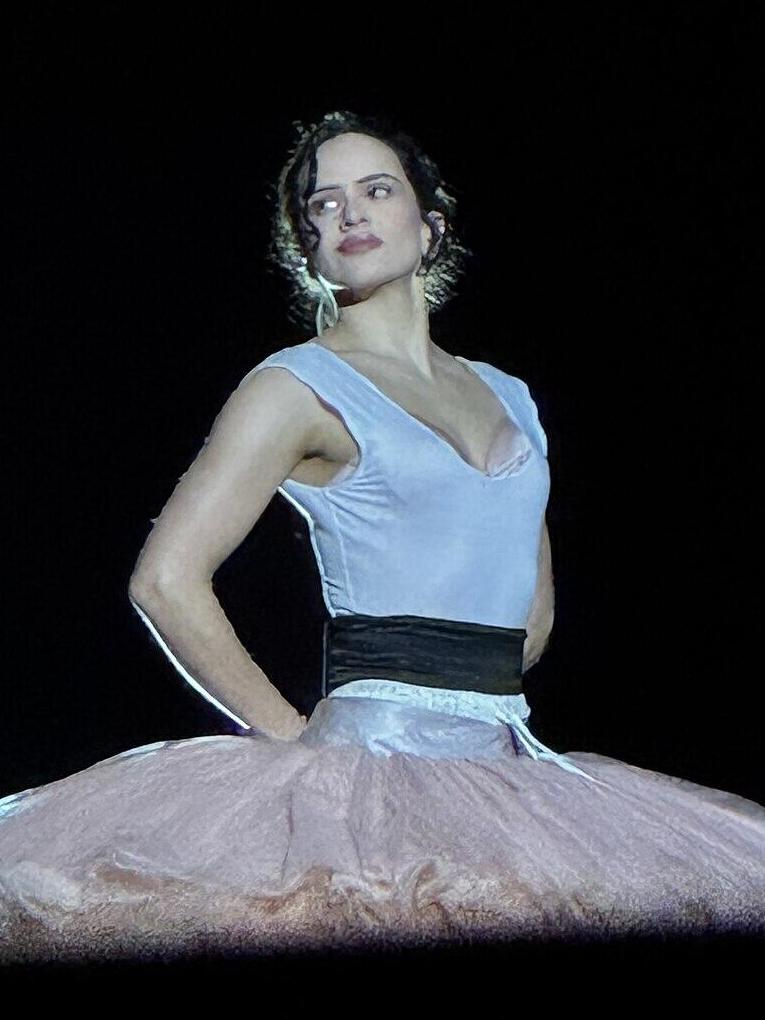 Španska pjevačica Rosalía na bini tokom nastupa u Milanu, simbol modernizacije flamenka i globalnog muzičkog uspjeha.