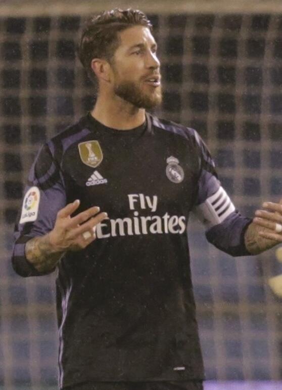 Fudbaler Sergio Ramos na terenu, prepoznatljiv po svojoj borbenosti i uspjesima sa španskom reprezentacijom.