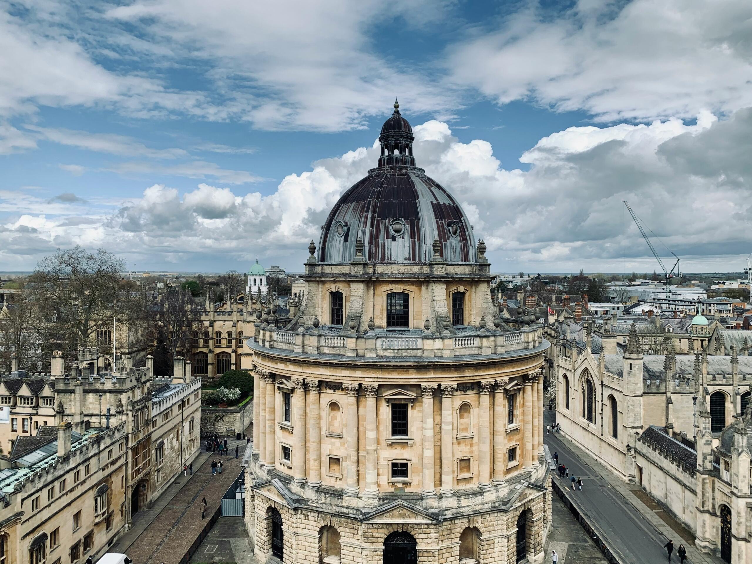 Radcliffe Camera na Univerzitetu u Oksfordu okružena historijskim zgradama i ulicama