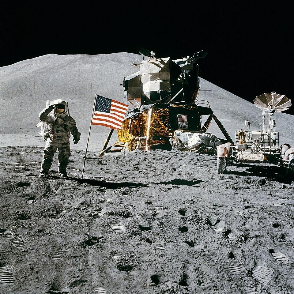Astronaut James Irwin salutira američkoj zastavi na Mjesecu pored lunarnog modula i vozila u misiji Apollo 15.