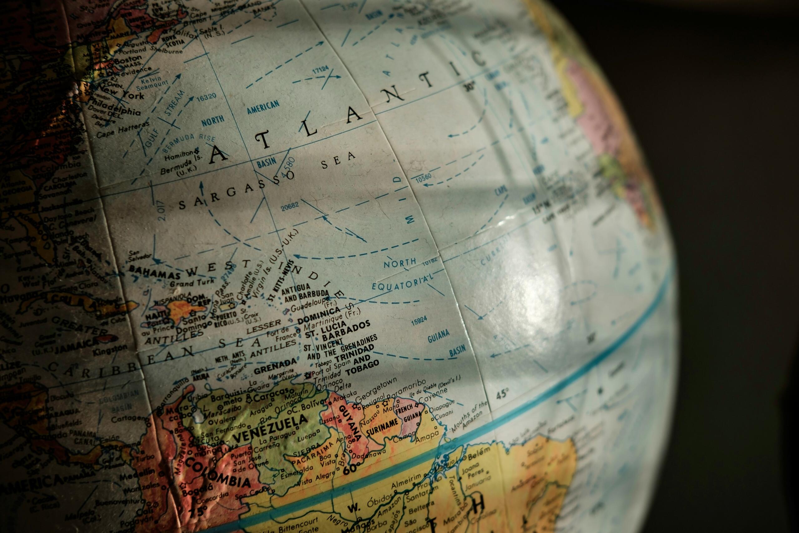 Krupni kadar globusa koji prikazuje linije geografske dužine (longitude) i okeane, idealno za učenje geografije.