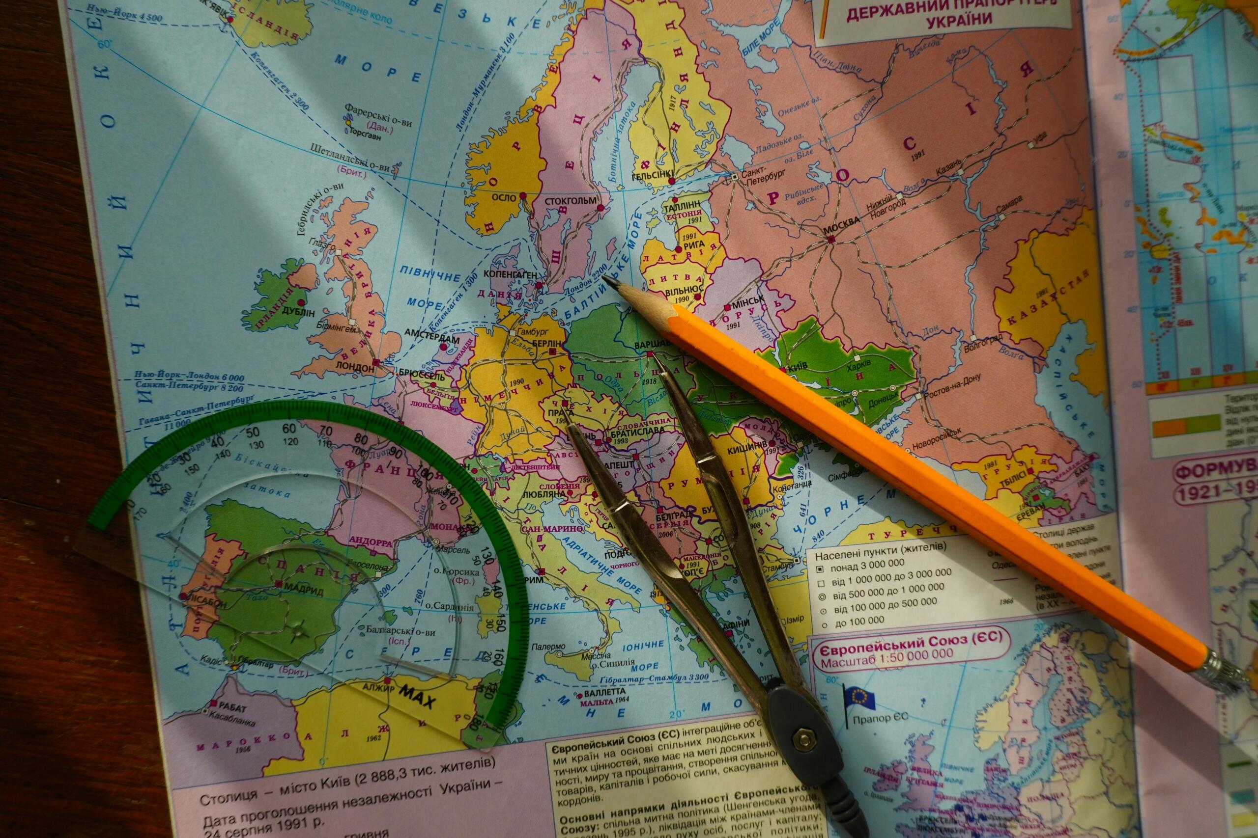 Politička karta Evrope s priborom za crtanje kao vizuelna metafora za savladavanje geografije kao akademske discipline.