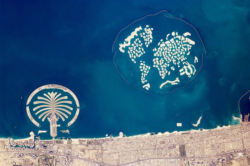 Pogled iz zraka na vještačko ostrvo Palm Jumeirah u Dubaiju, impresivan primjer ljudske modifikacije obale.