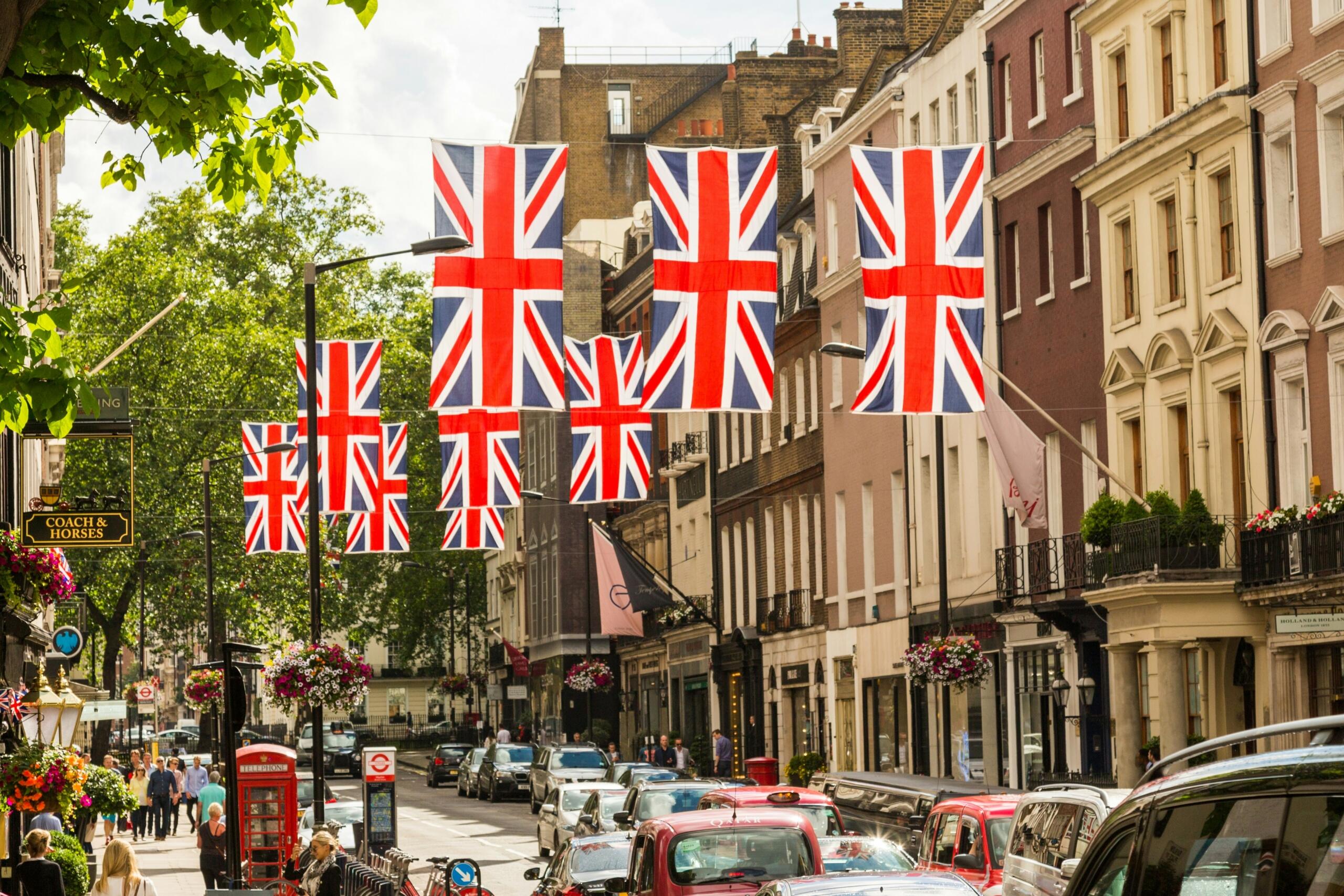 Zastave Ujedinjeno Kraljevstvo (Union Jack) koje vise iznad ulice u London