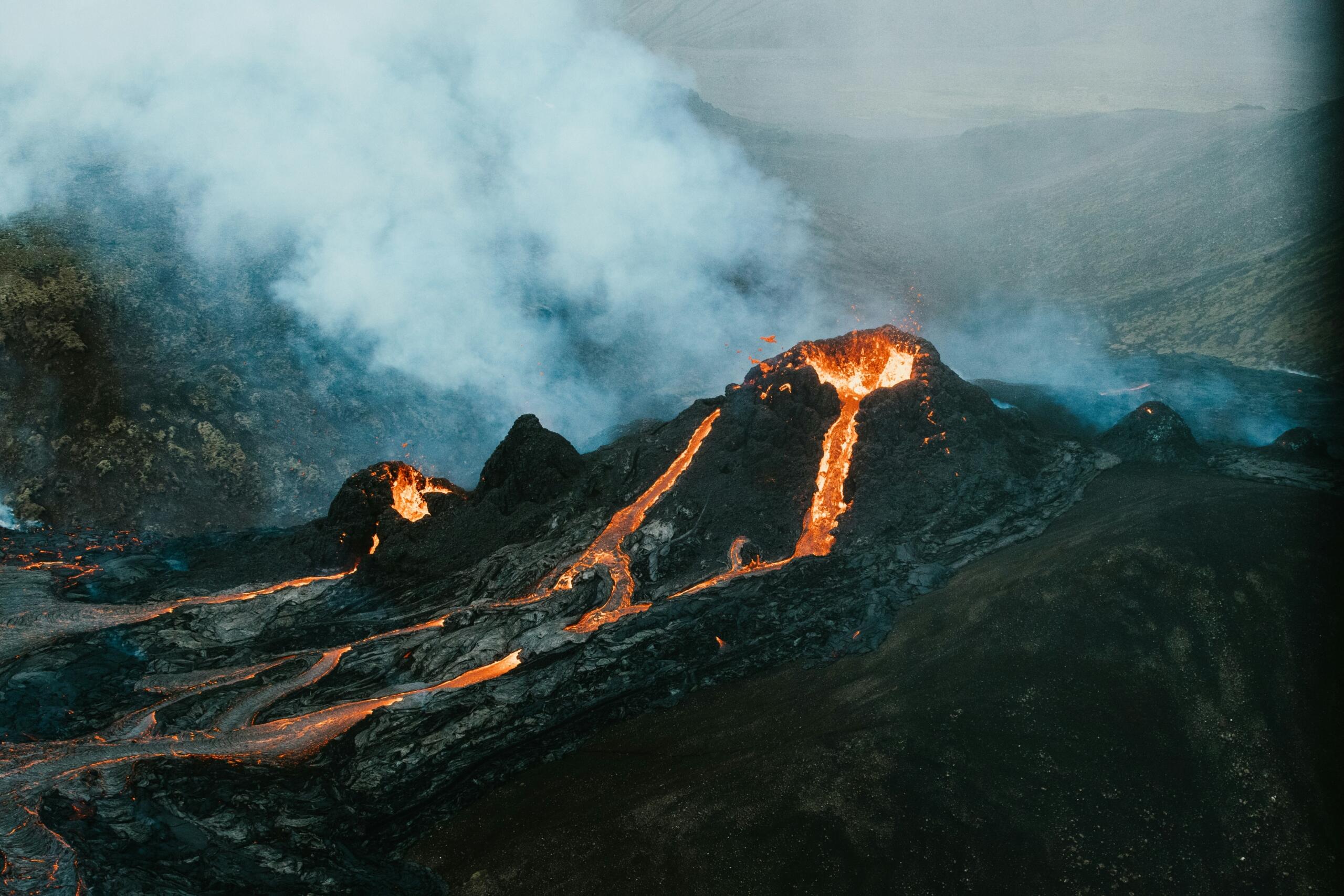 Spektakularna erupcija vulkana na Islandu sa lavom i dimom, primjer vulkanskog procesa.