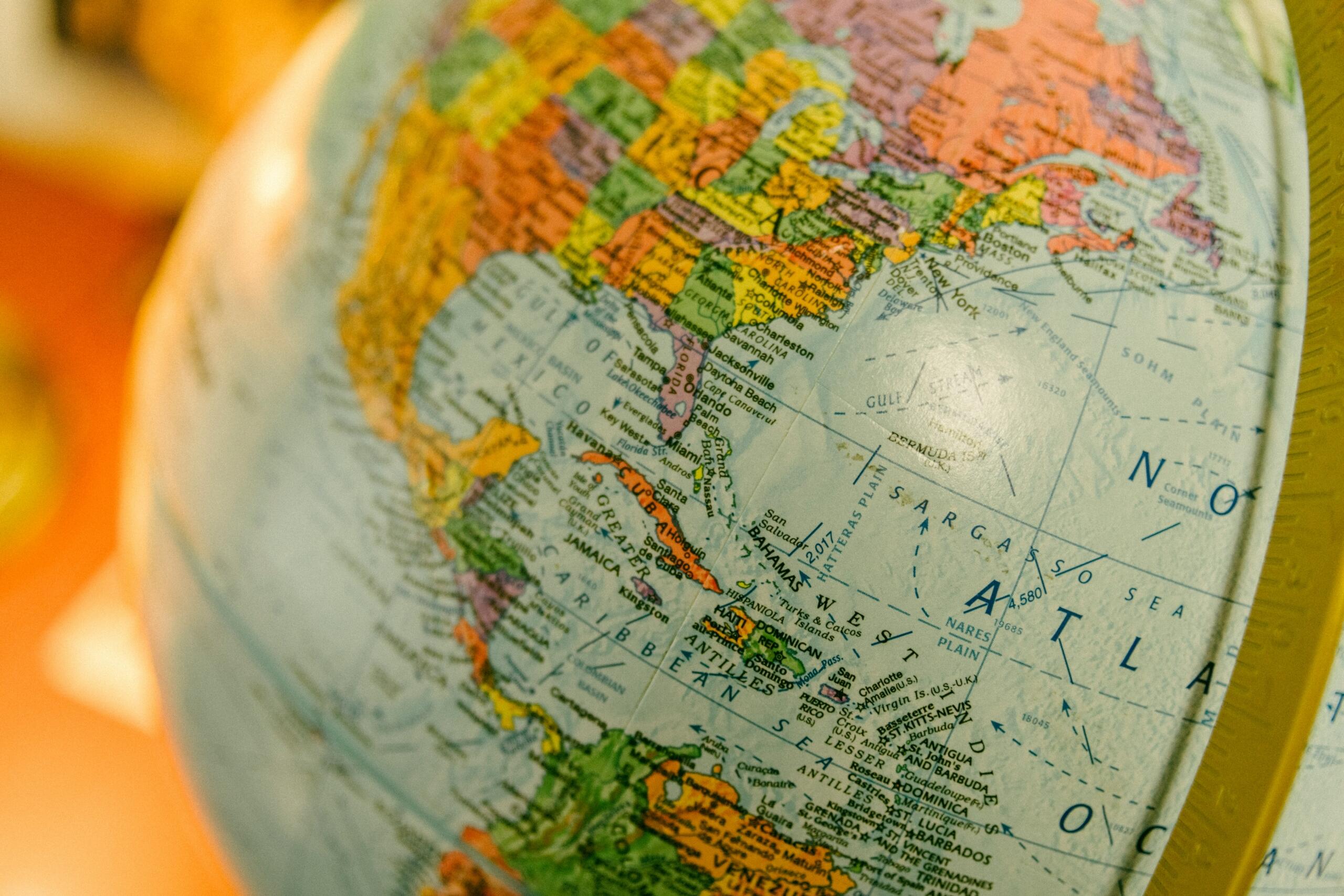 Globus koji prikazuje različite regije svijeta, simbolizujući brojne zanimljivosti iz geografije i otkrivanje neobičnih prirodnih pojava.