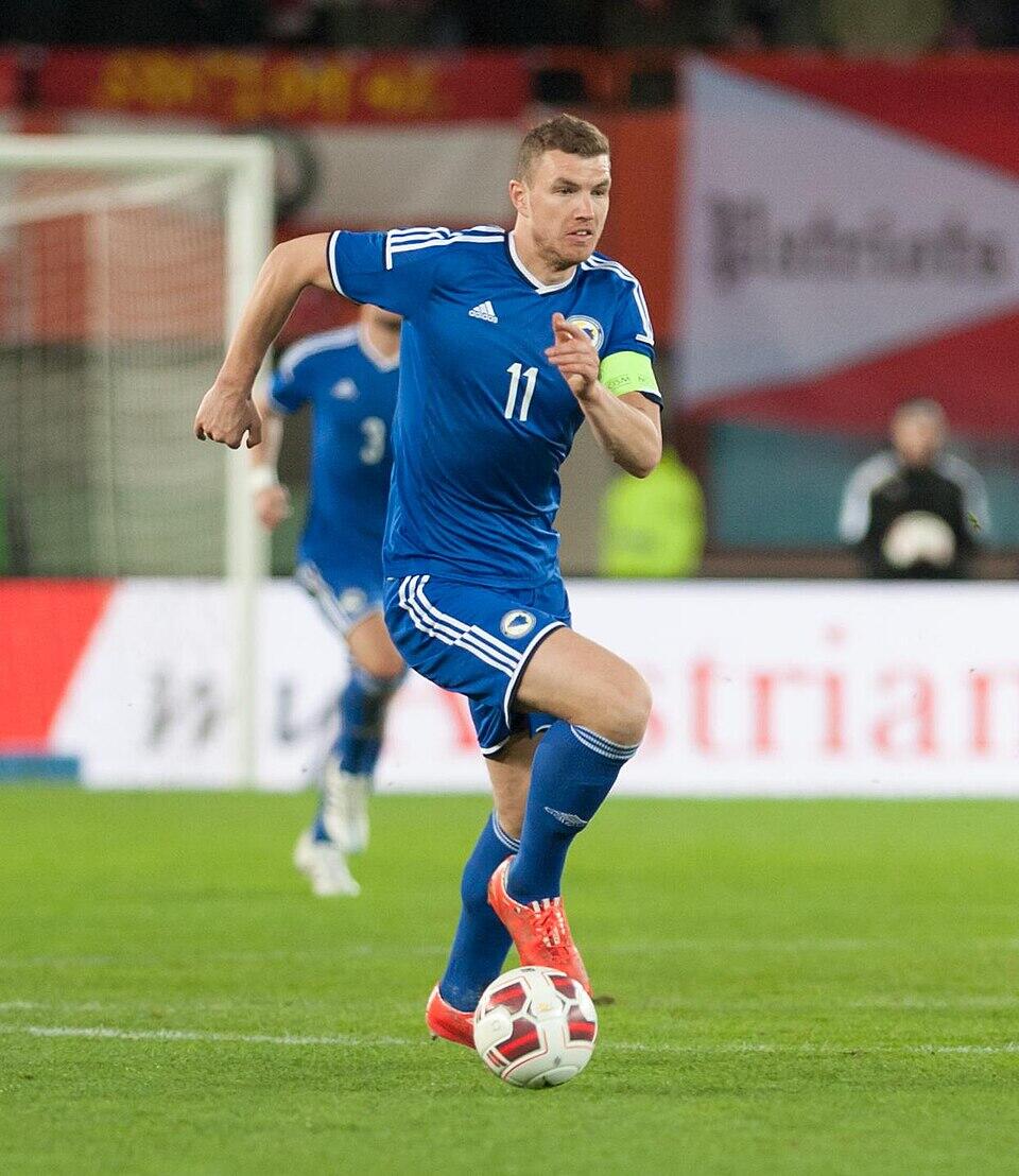 Edin Džeko, kapiten i najbolji strijelac fudbalske reprezentacije BiH, u dresu sa državnim grbom na utakmici protiv Austrije.