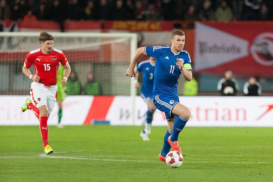 Kapiten Edin Džeko u plavom dres reprezentacije BiH tokom međunarodne prijateljske utakmice protiv Austrije u Beču, ilustruje vrhunsku klasu bh. napadača.
