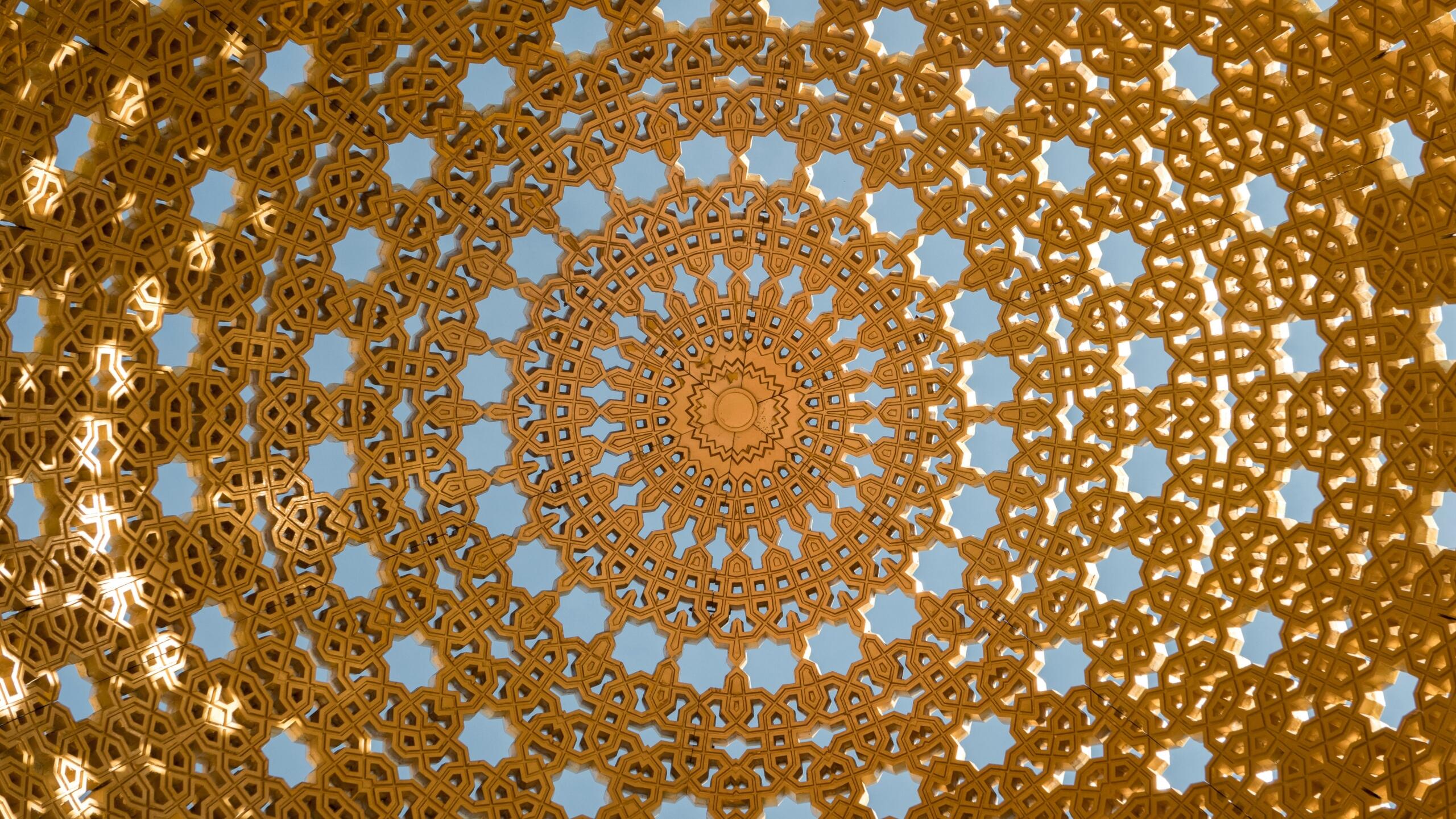 Raskošni geometrijski plafon i detalji arhitekture džamije u Muskatu u Omanu, prikazuje vrhunac arapske umjetnosti i civilizacije.