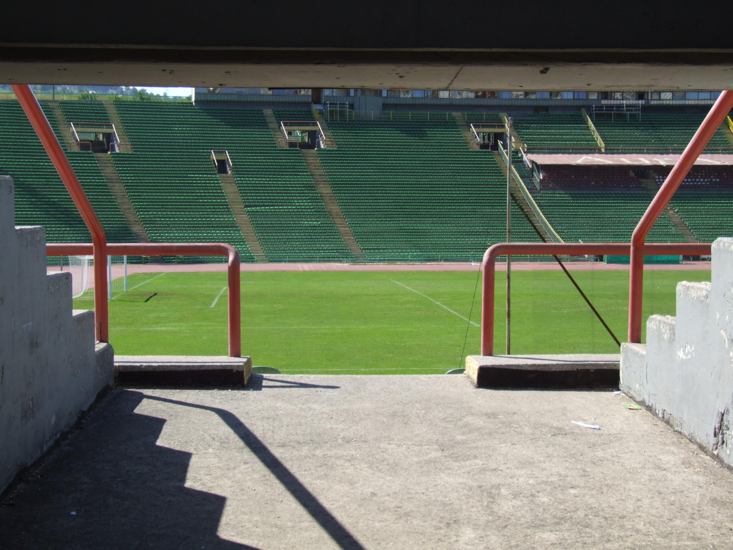 Pogled na zeleni teren i prazne tribine olimpijskog stadiona Koševo Asim Ferhatović Hase u Sarajevu