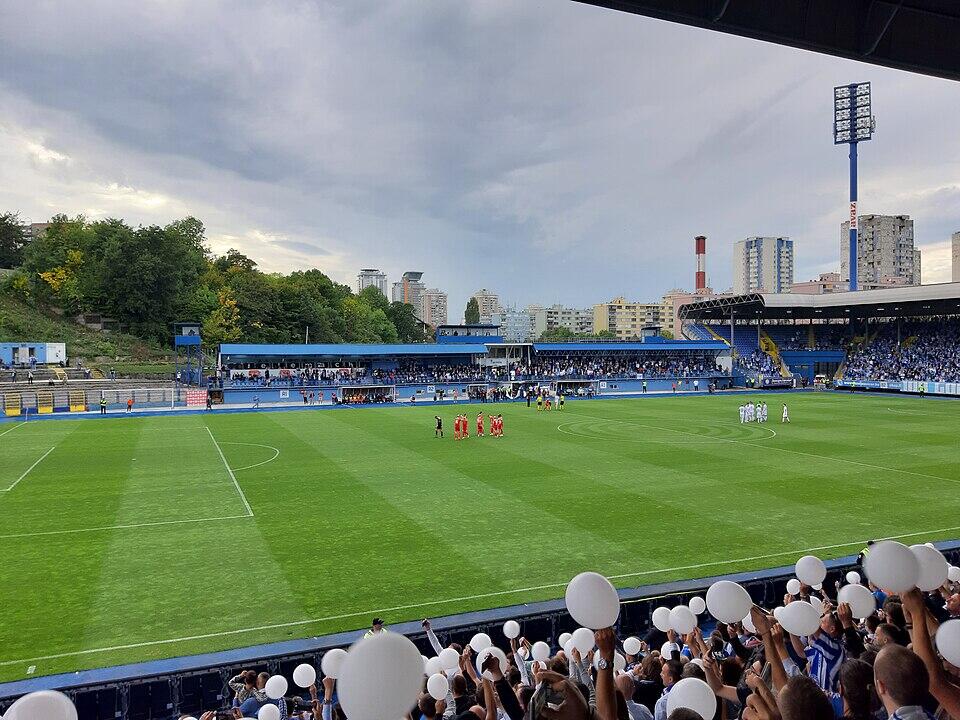 Detalj sa fudbalske utakmice Željezničar – Velež na stadionu Grbavica u Sarajevu, s navijačima na tribinama.