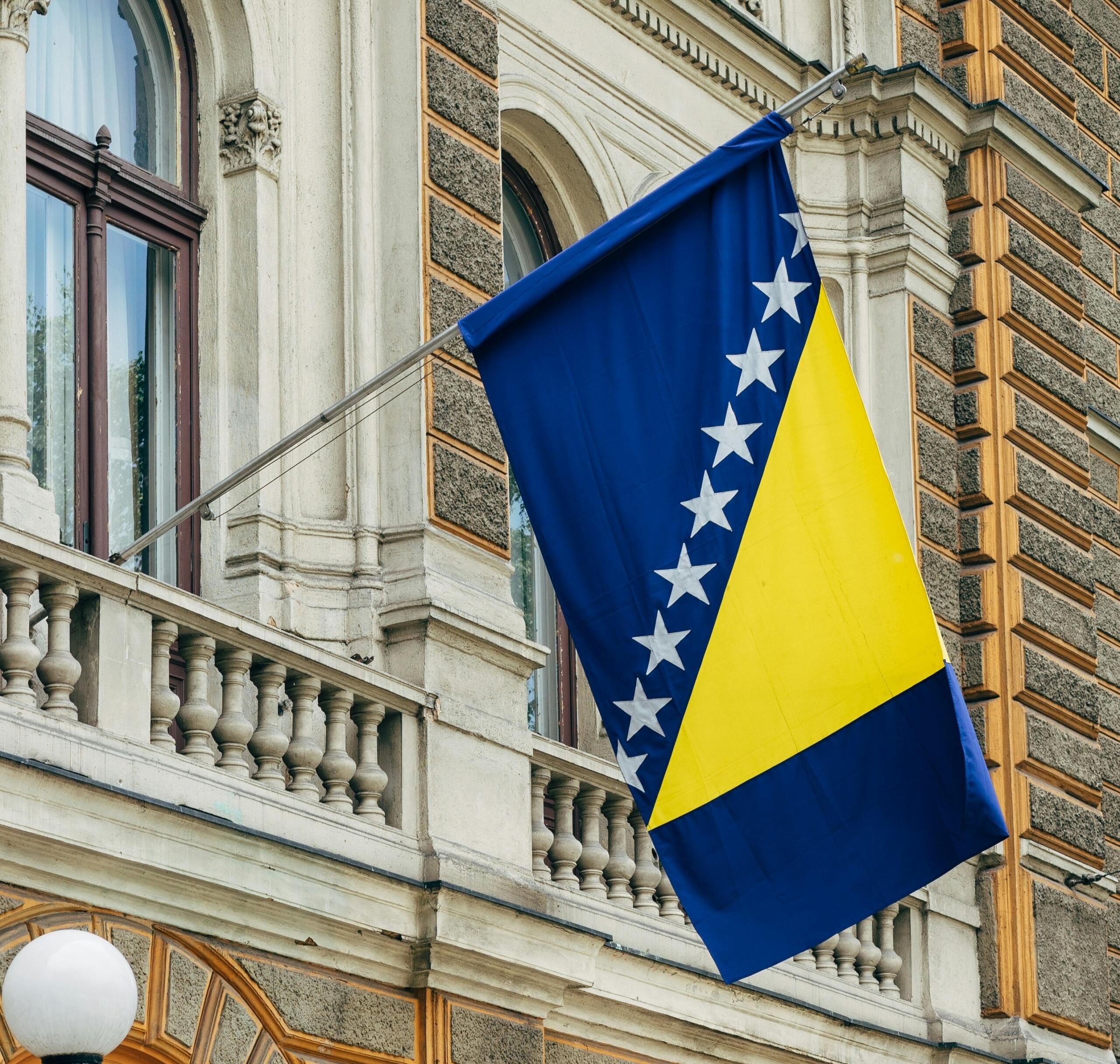 Zastava Bosne i Hercegovine na zgradi u Sarajevu