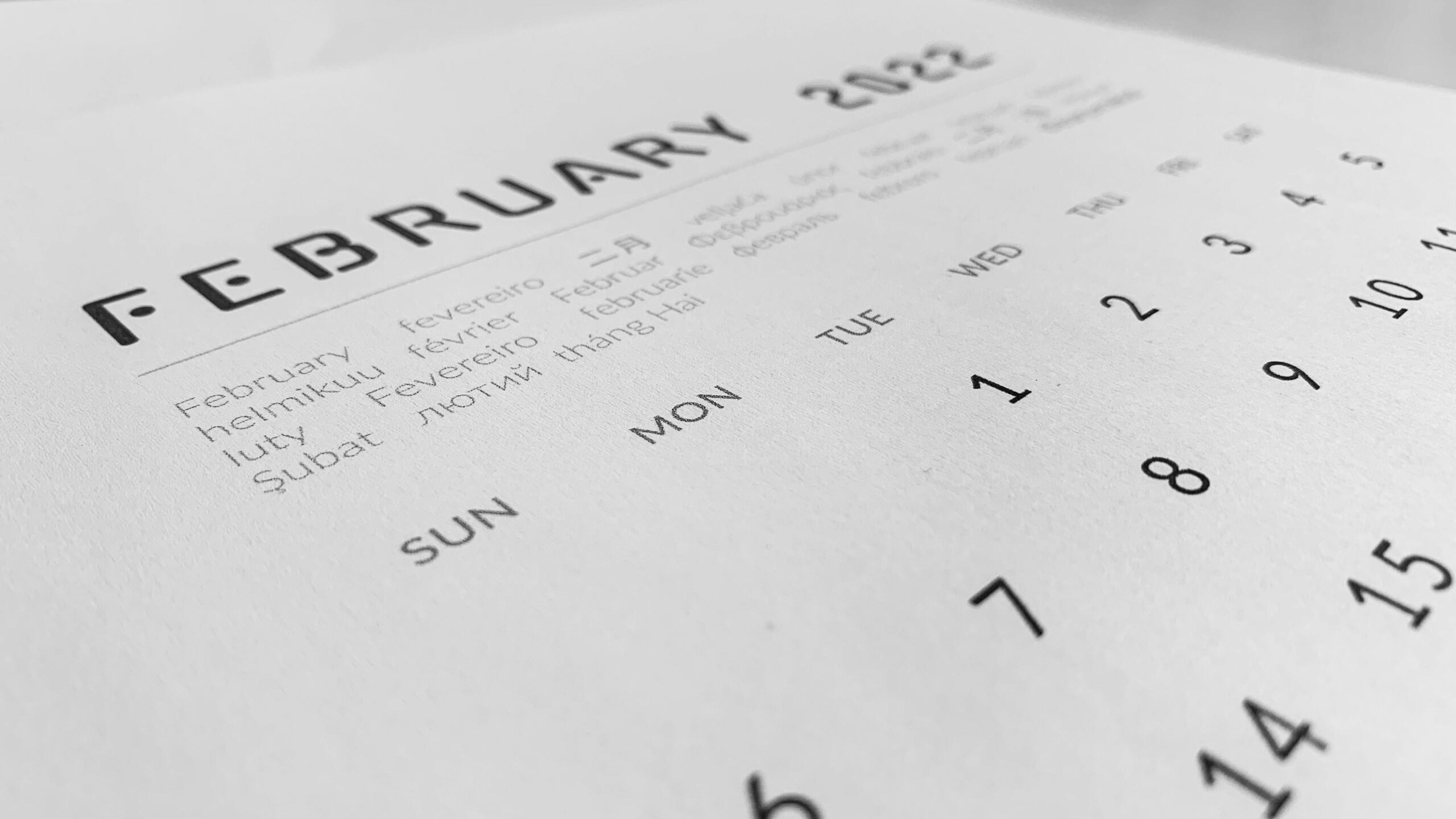 Najčešće greške u engleskom izgovoru – krupni plan bijele stranice kalendara na kojoj je crnim slovima odštampan naziv mjeseca FEBRUARY, sa danima u sedmici ispod.