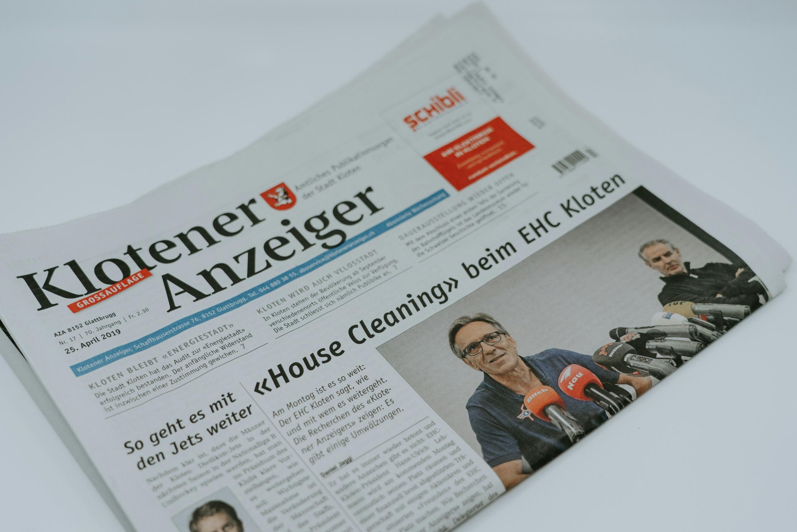 Zapadnogermanski jezici – krupni plan na složene novine Klotener Anzeiger sa naslovima i tekstom štampanim na njemačkom jeziku.