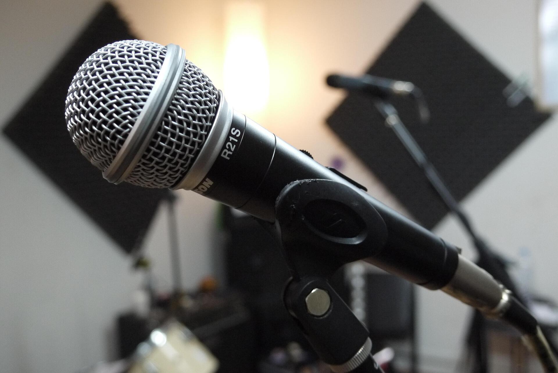 Vokalni mikrofon na stalku u zvučno izolovanom muzičkom studiju