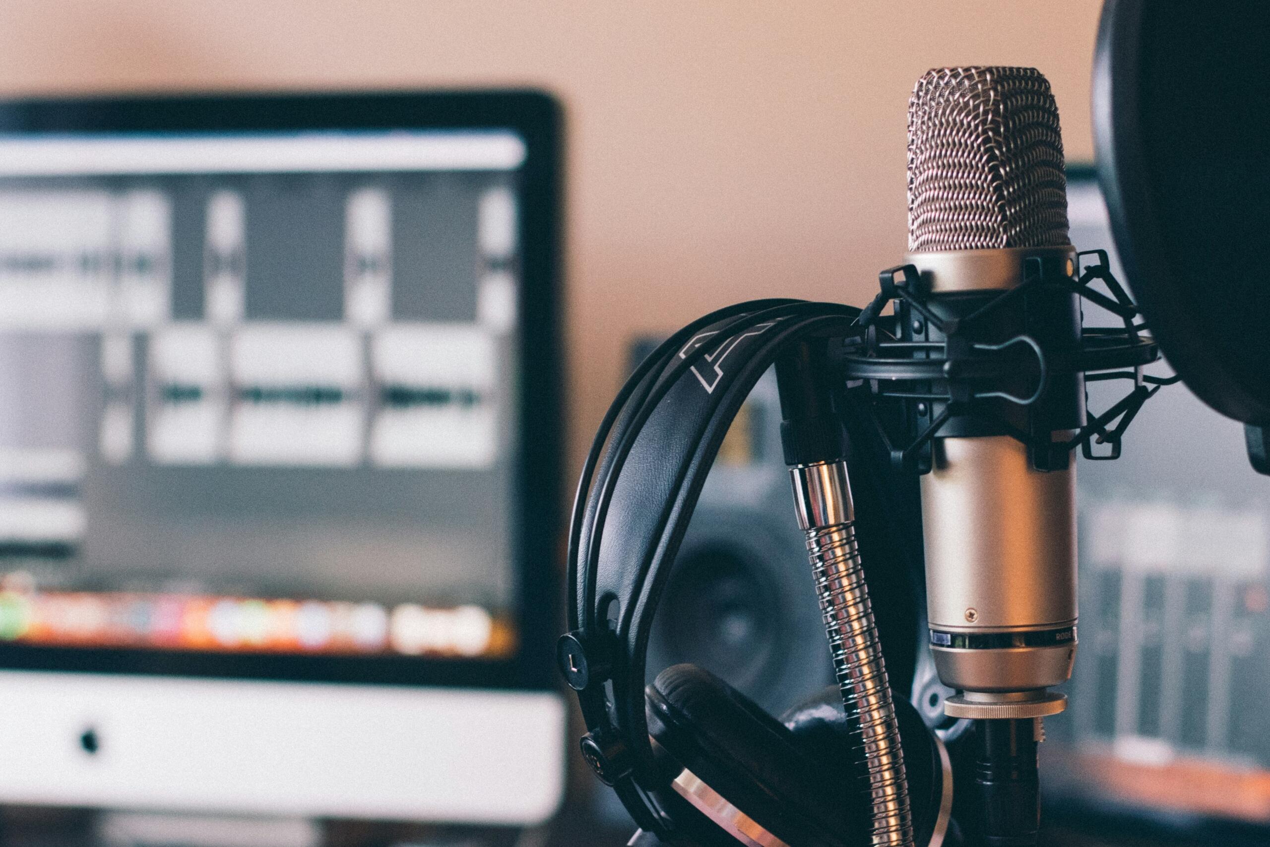 Profesionalni radijski mikrofon u radijskom studiju pod blagim svjetlom