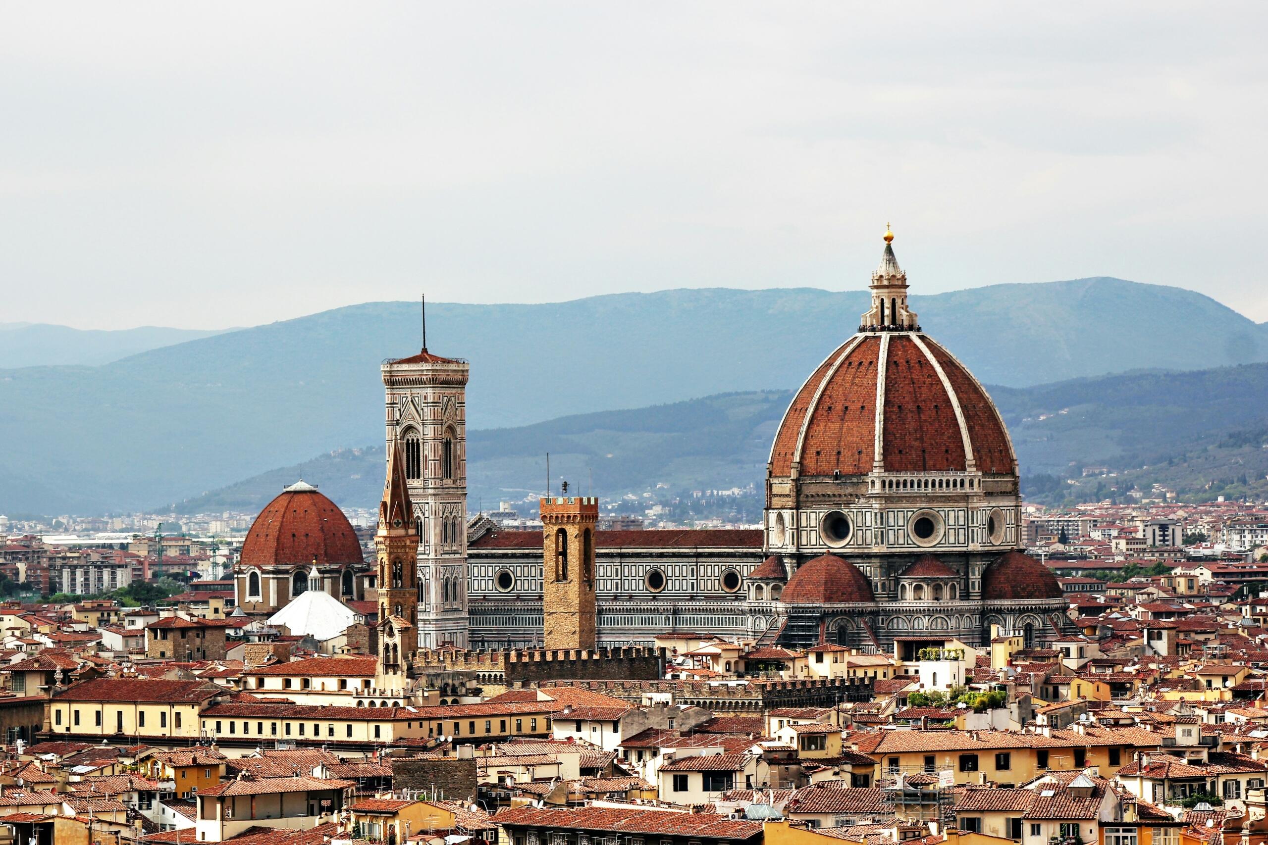 Panoramski pogled na krovove Firence i čuvenu katedralu Santa Maria del Fiore