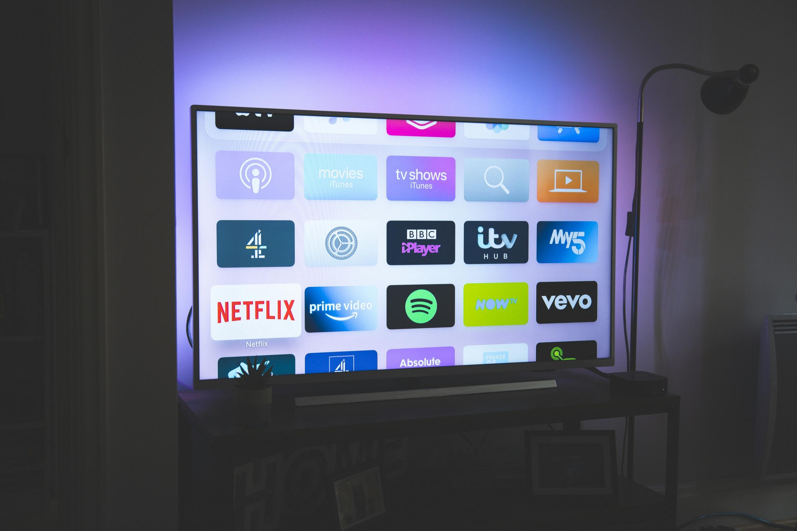 Pametni televizor u dnevnoj sobi s prikazanim aplikacijama poput Netflixa i Prime Video-a