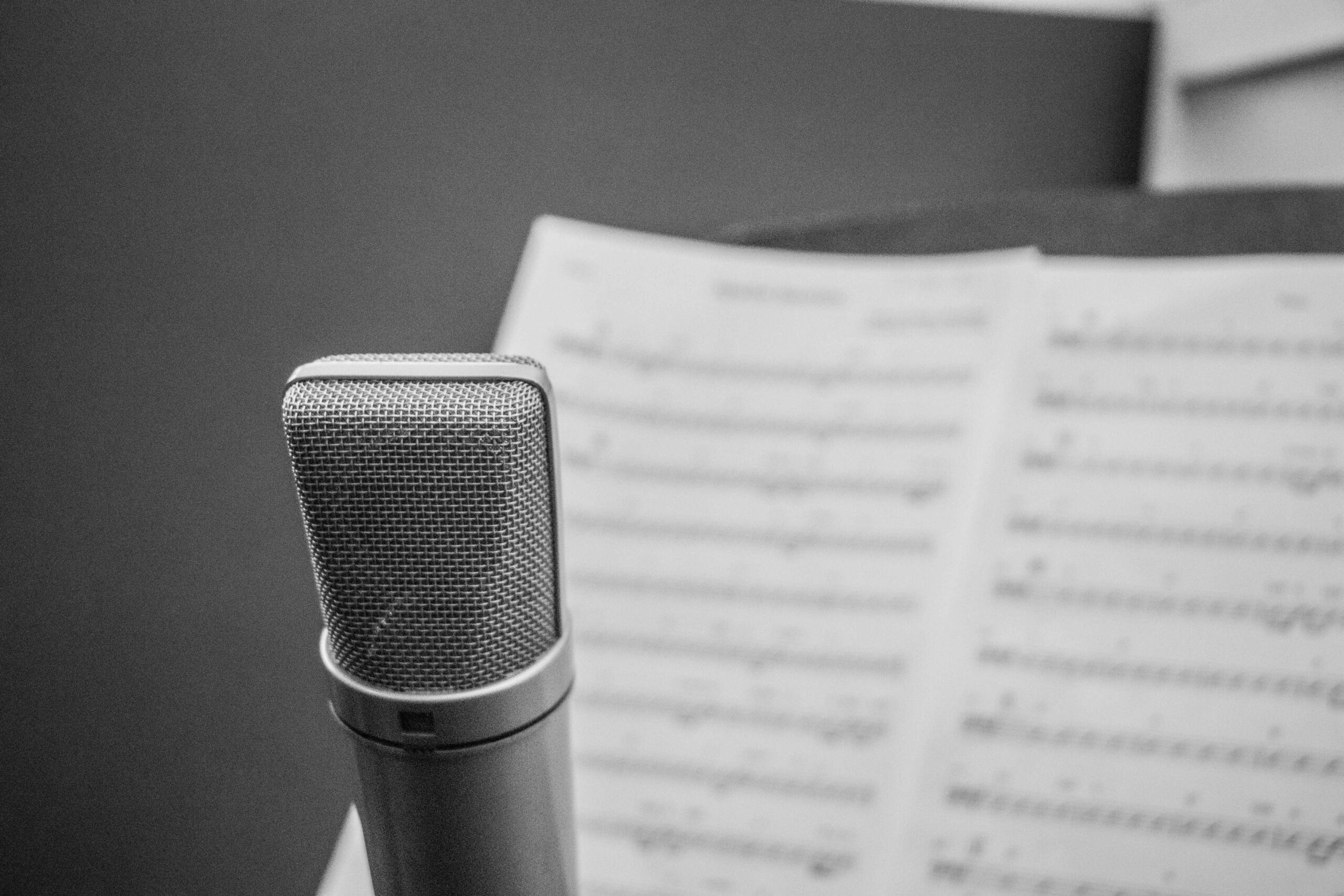 Notni svesci i studijska muzička oprema pripremljena za vokalne vježbe