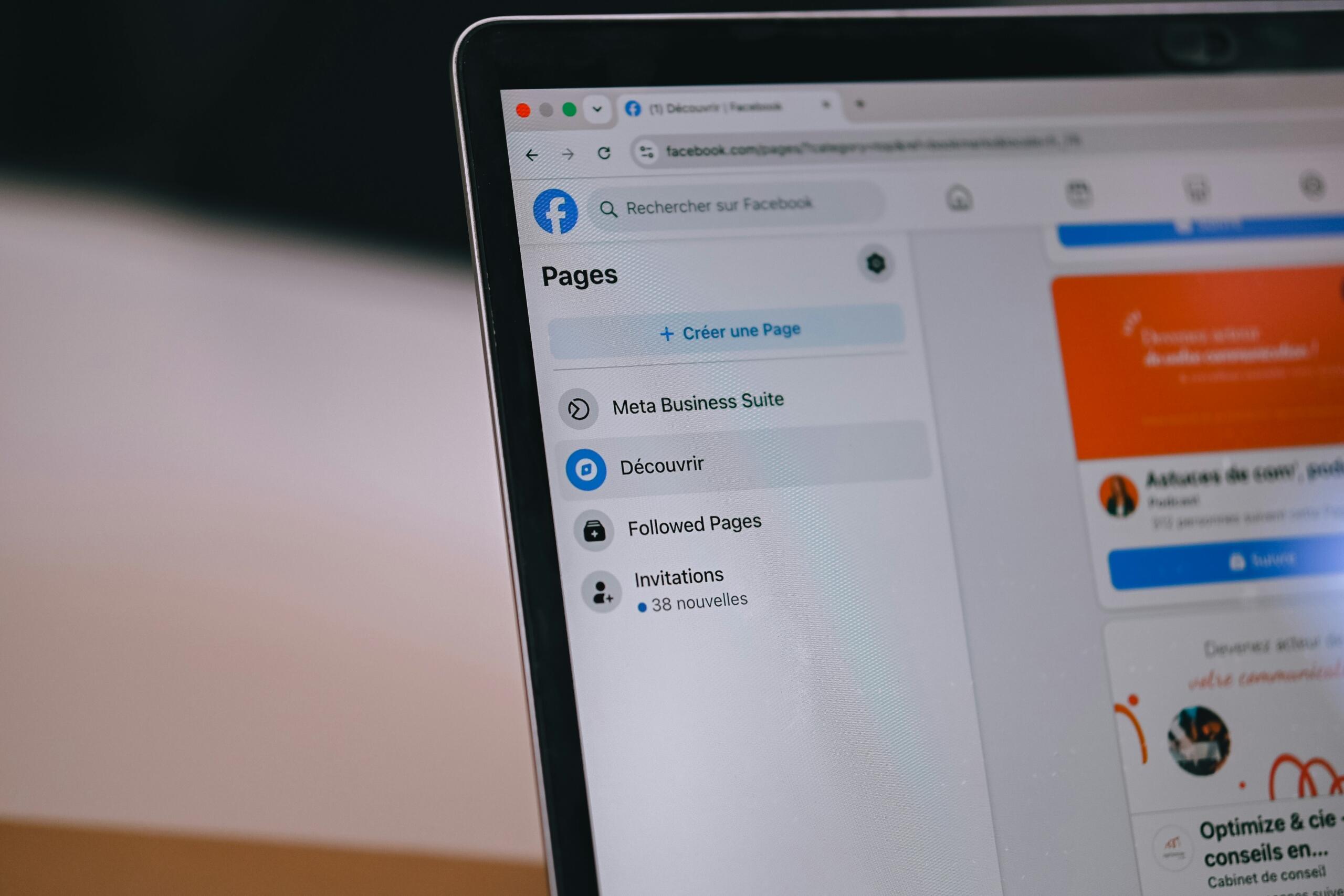 Ekran laptopa sa otvorenim Facebook interfejsom i opcijom Meta Business Suite