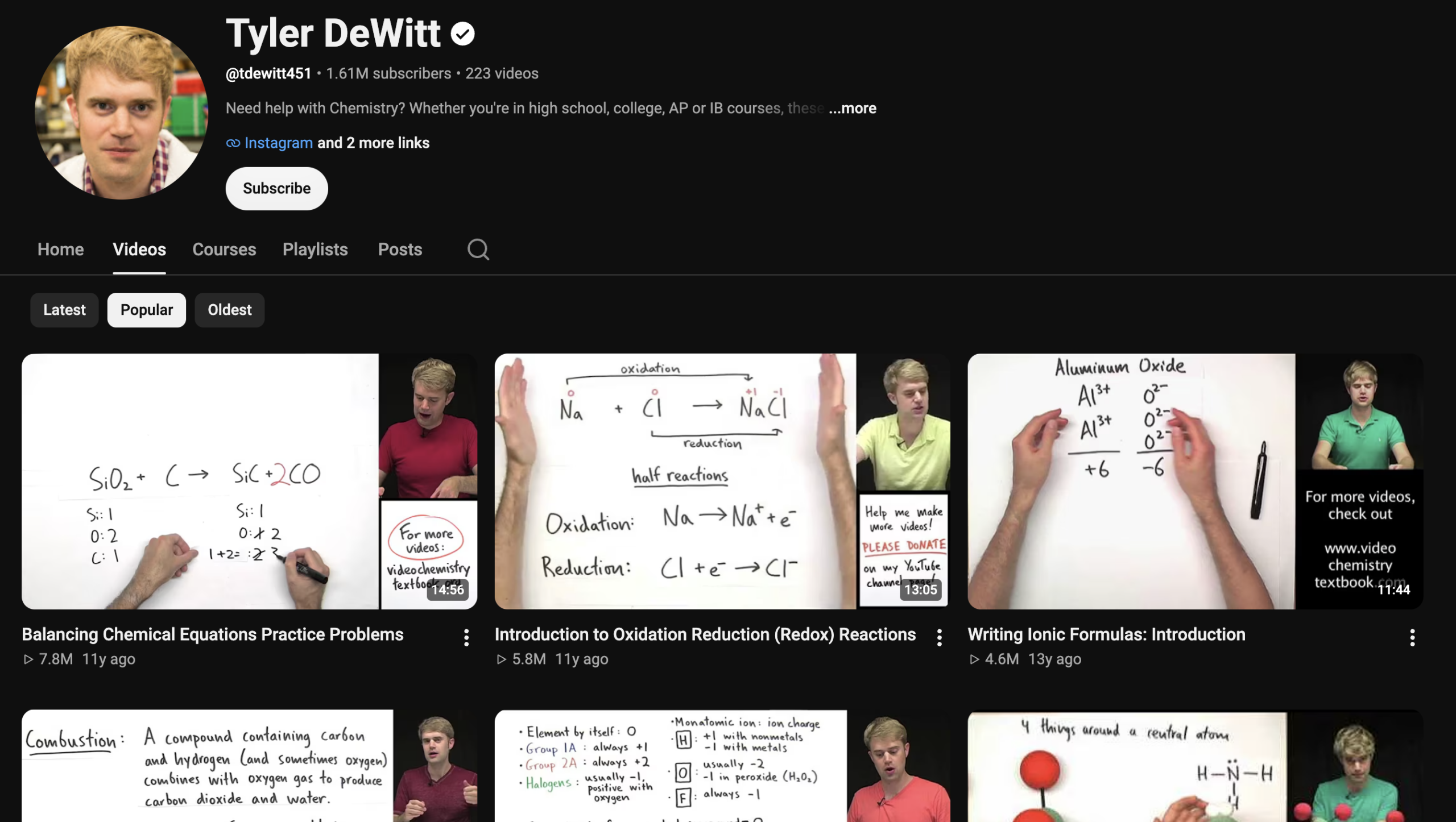 Snimak ekrana kanala Tyler DeWitt sa vidljivim predavačem i listovima papira na kojima objašnjava izjednačavanje hemijskih jednačina