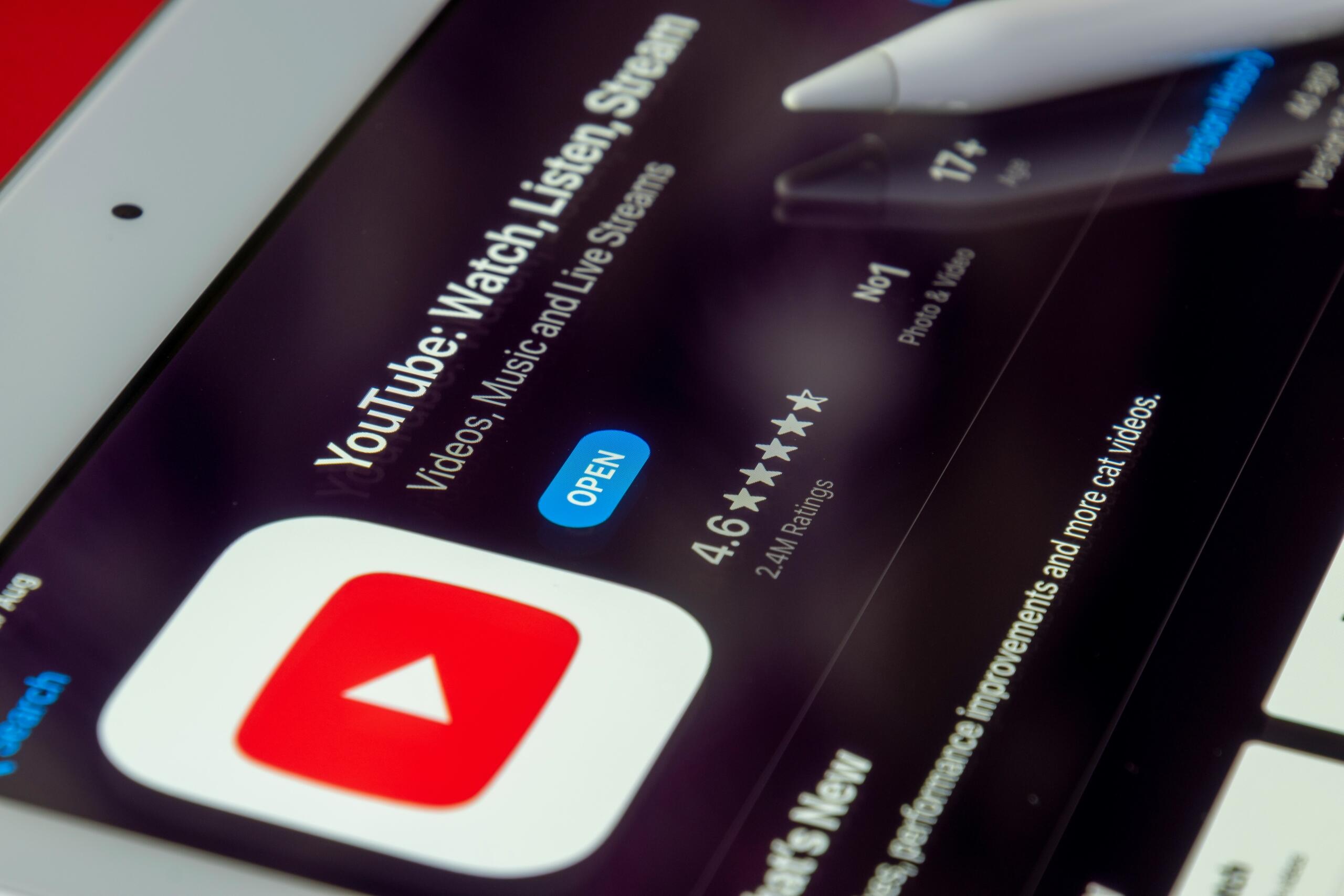 Ekran tableta sa otvorenom stranicom YouTube aplikacije za gledanje video sadržaja
