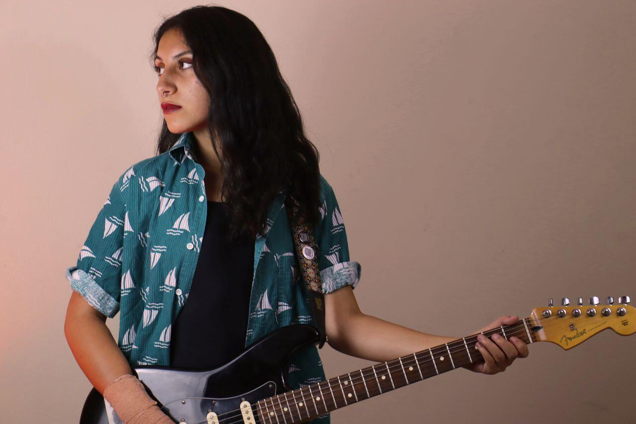 jeune femme avec sa guitare electrique