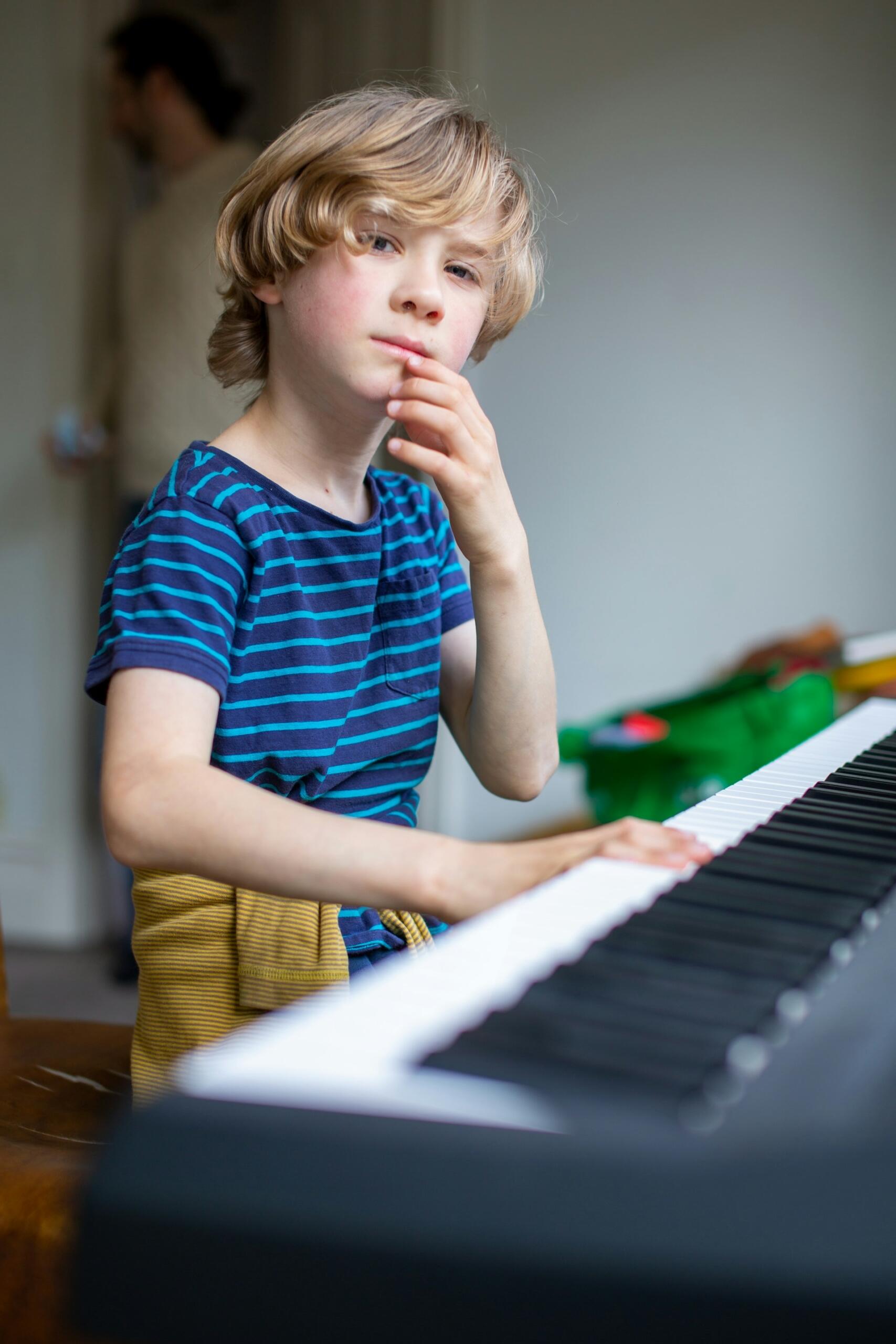 garçon piano