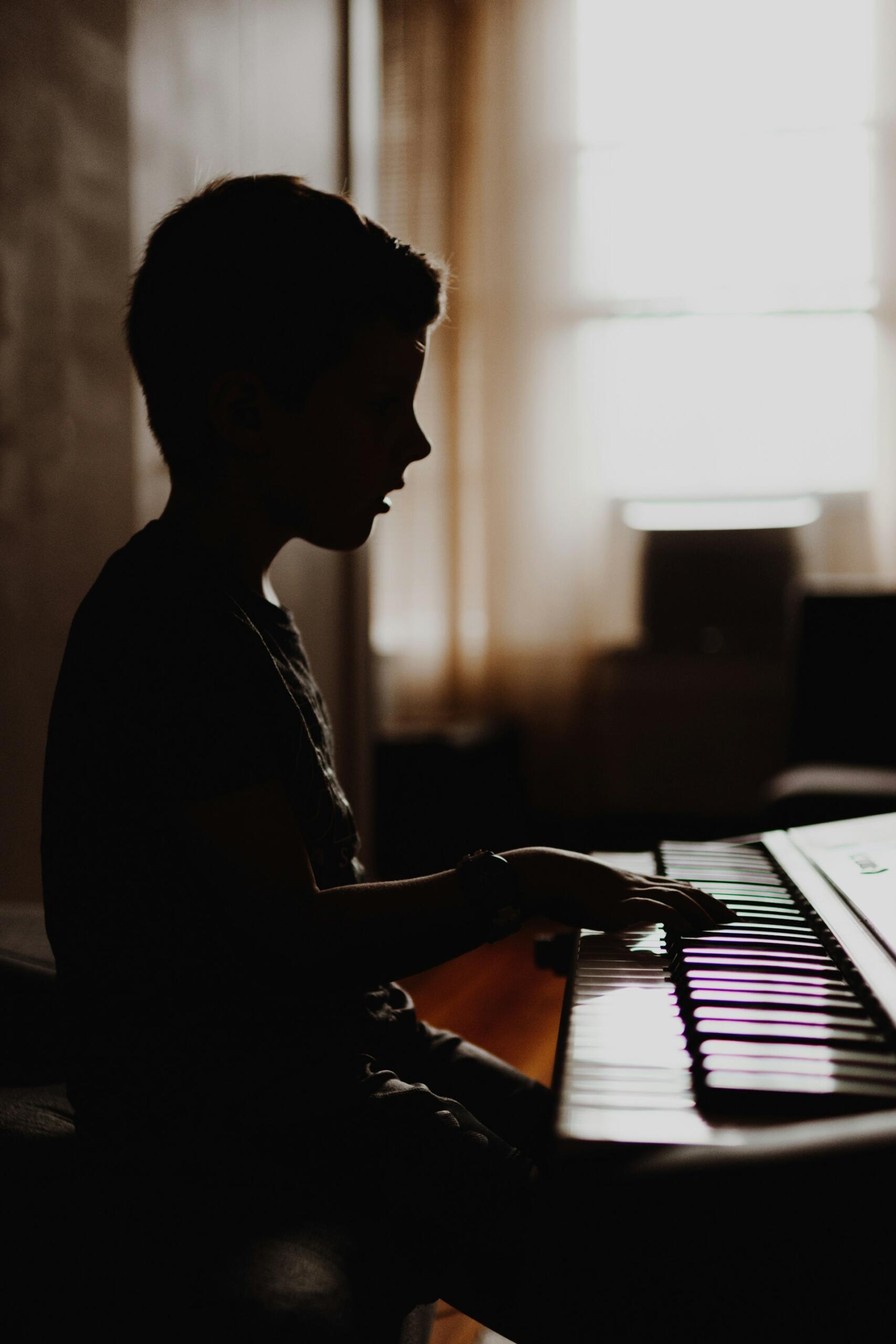 enfant piano