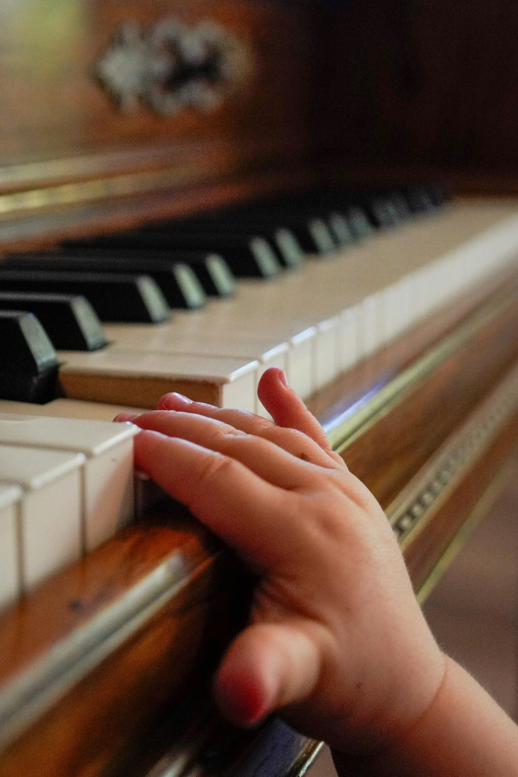 main bébé piano