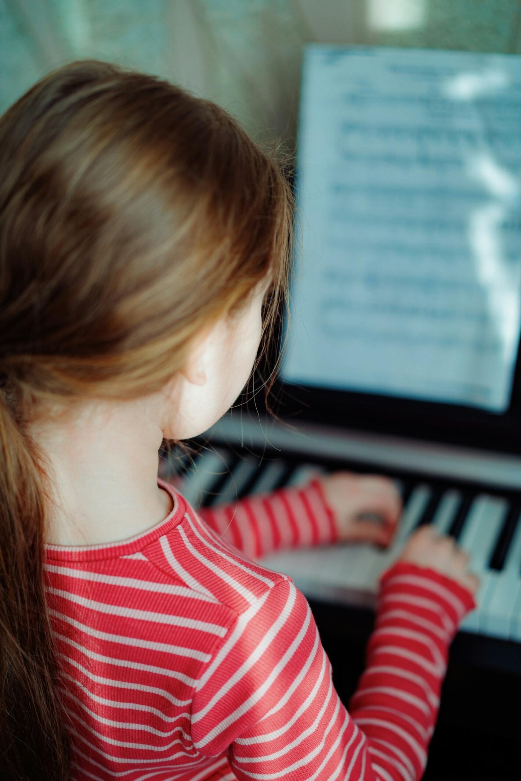 piano petite fille