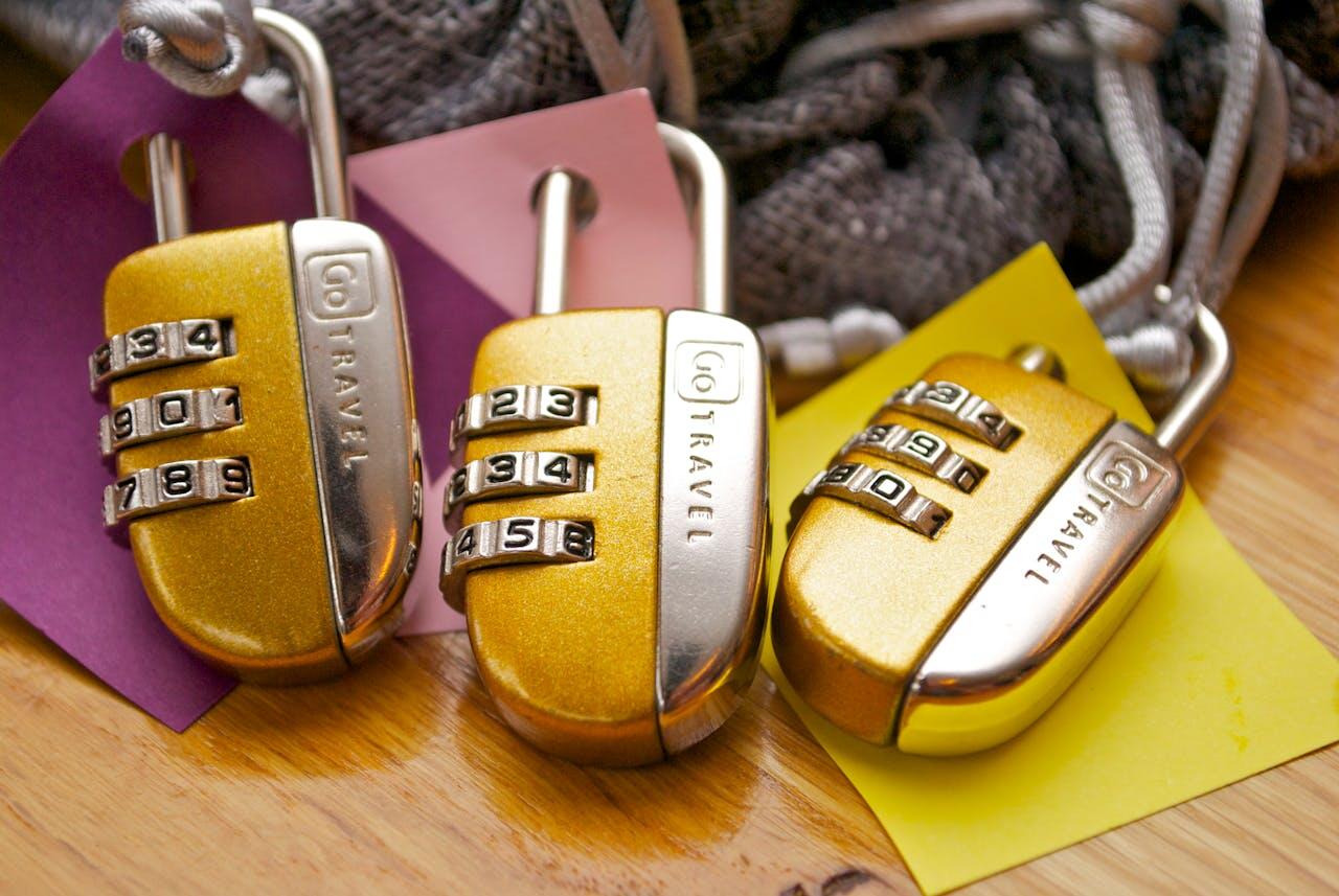 trois cadenas a code jaune 