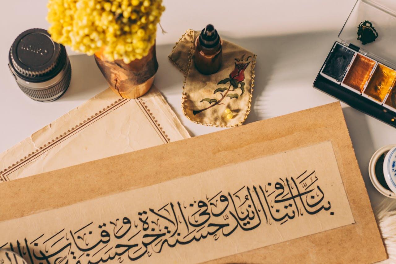 calligraphie arabe sur un bureau