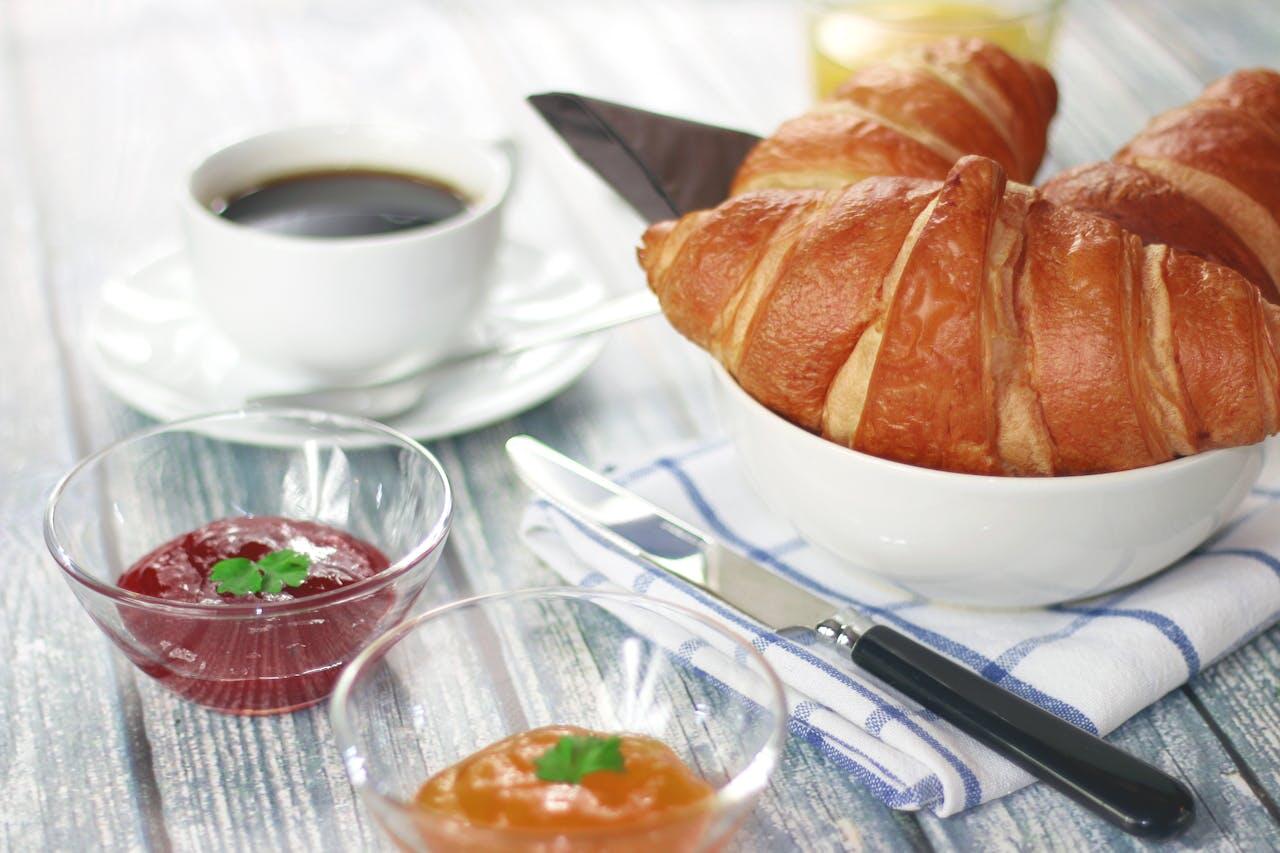 croissant avec cafe et confiture