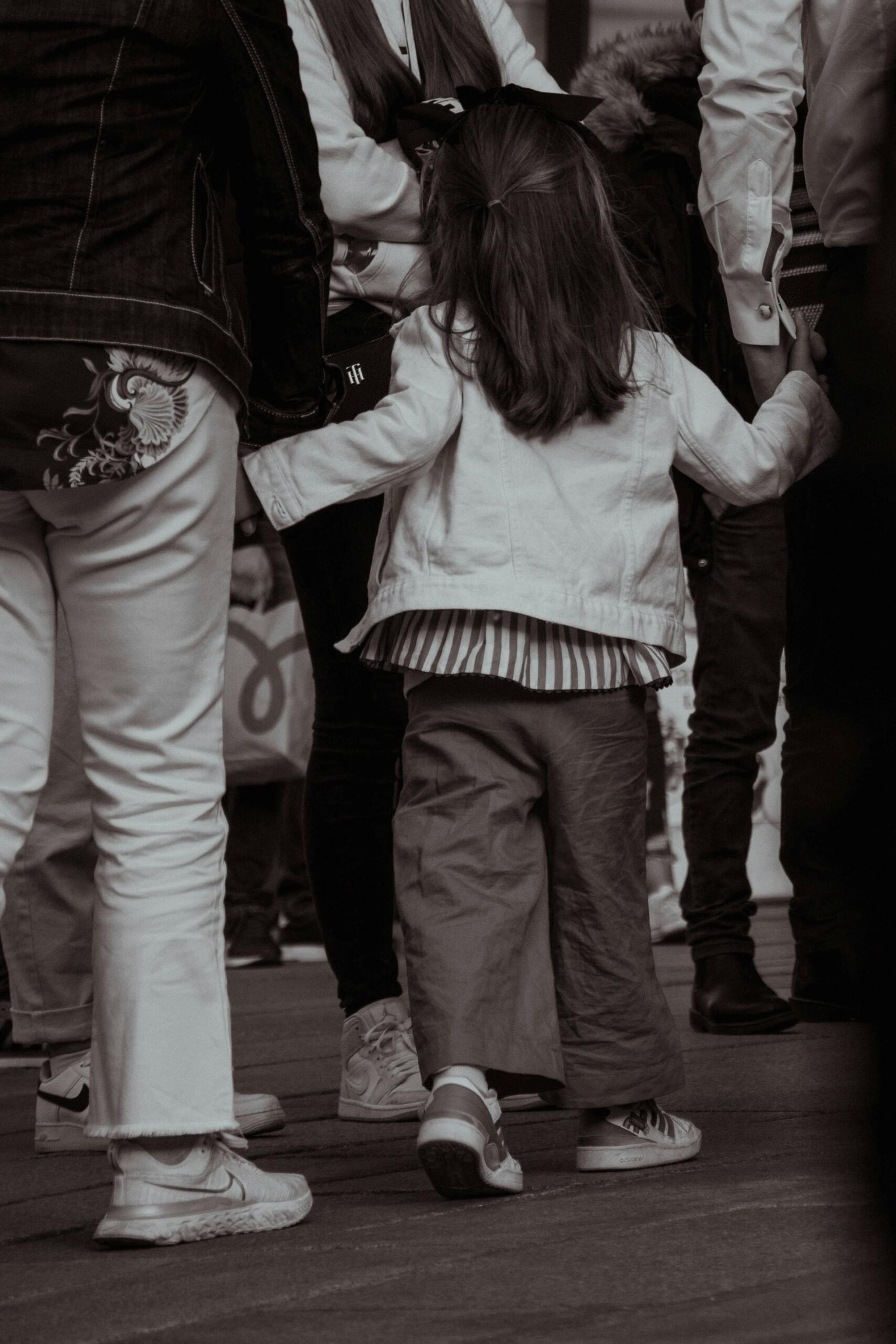 fillette avec ses parents